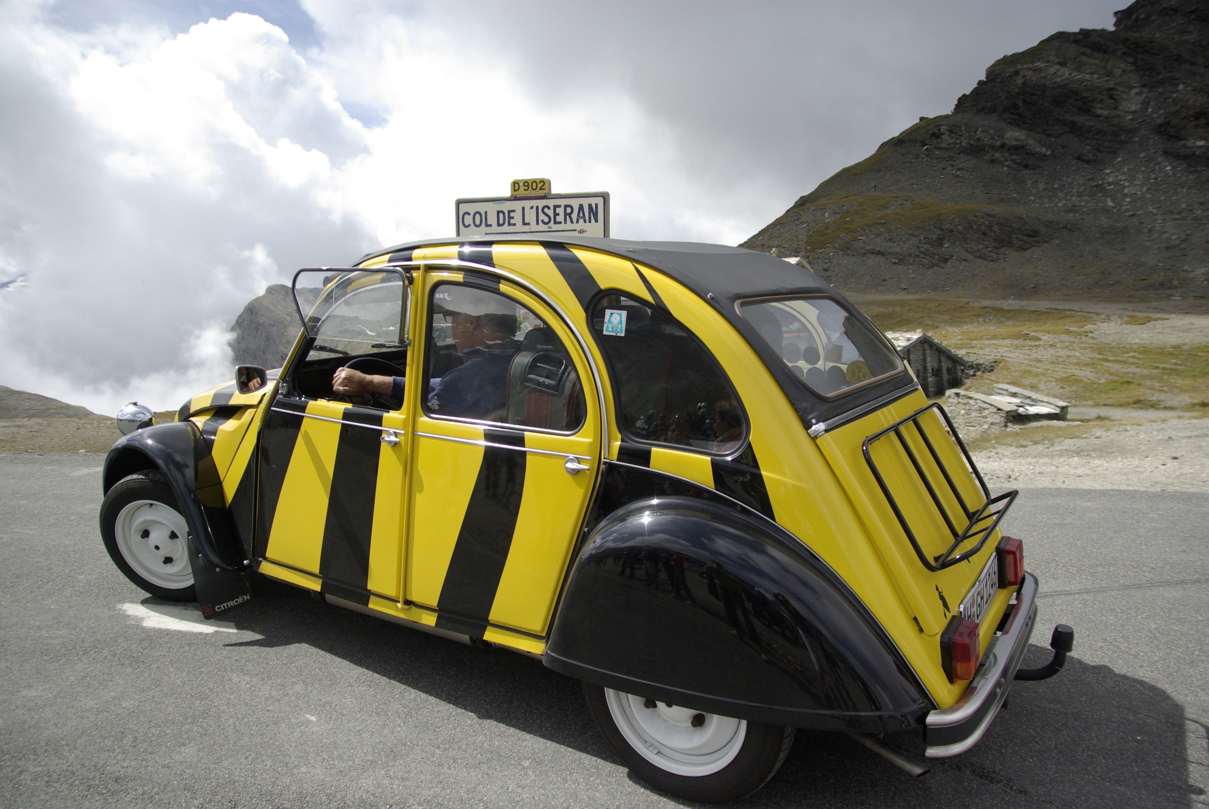 black and yellow pinstripe beetle car