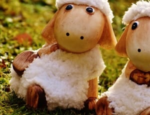 2 sheep figurine thumbnail