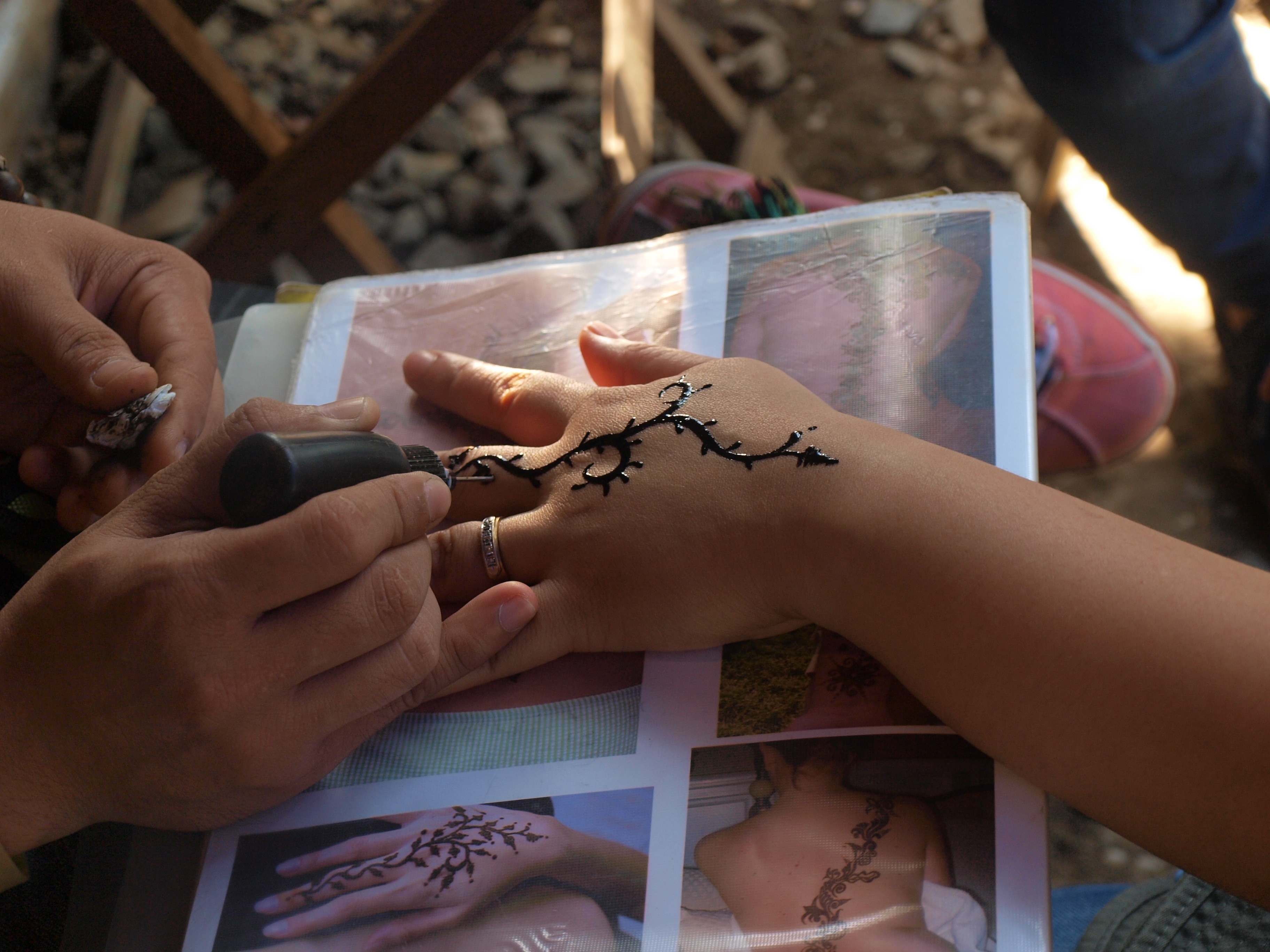 hand henna tattoo