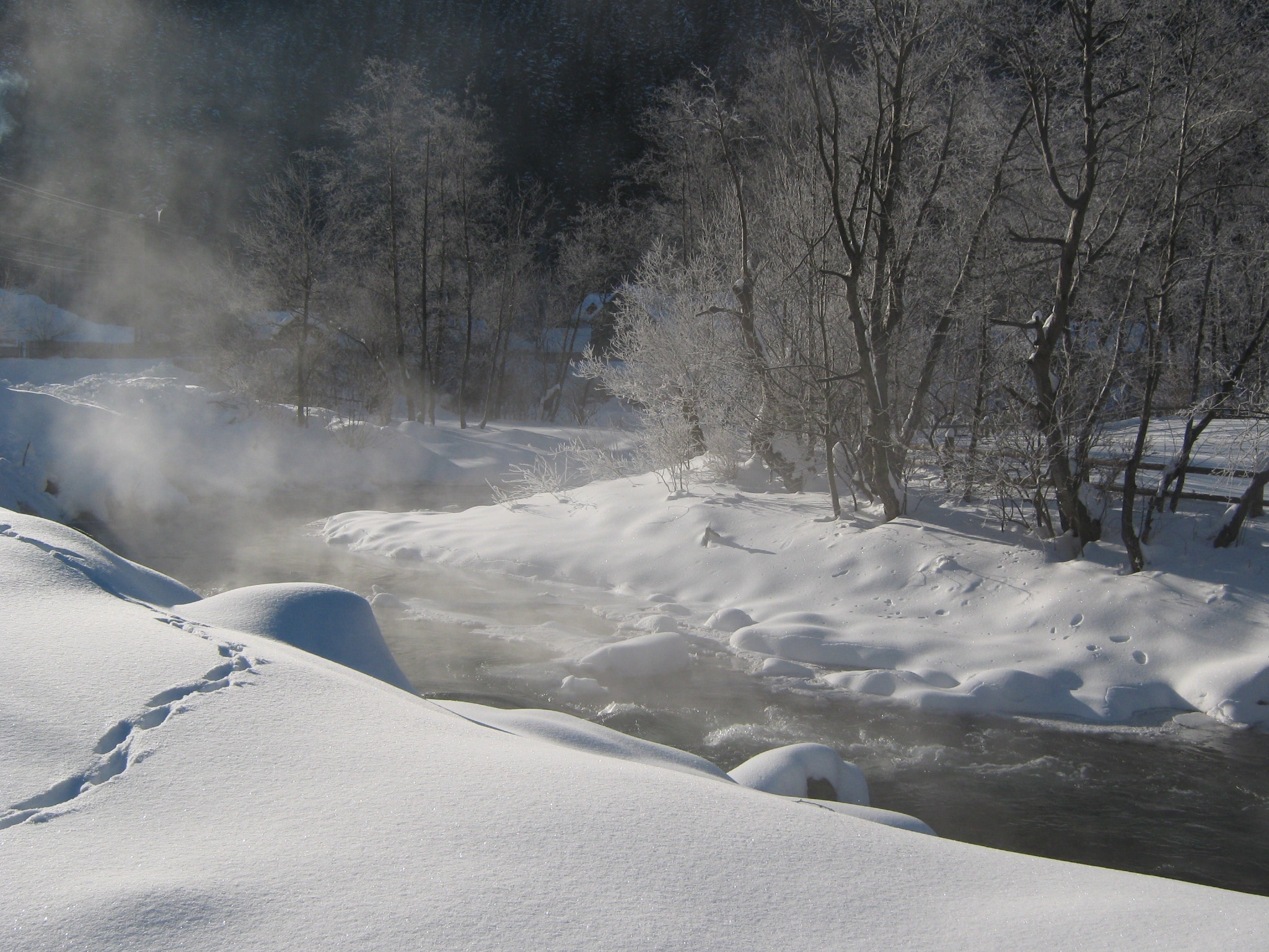 Какая речка холодно. Замерзшая река. Зима замерзшая река. Замерзшая река зимой. Холодная река.