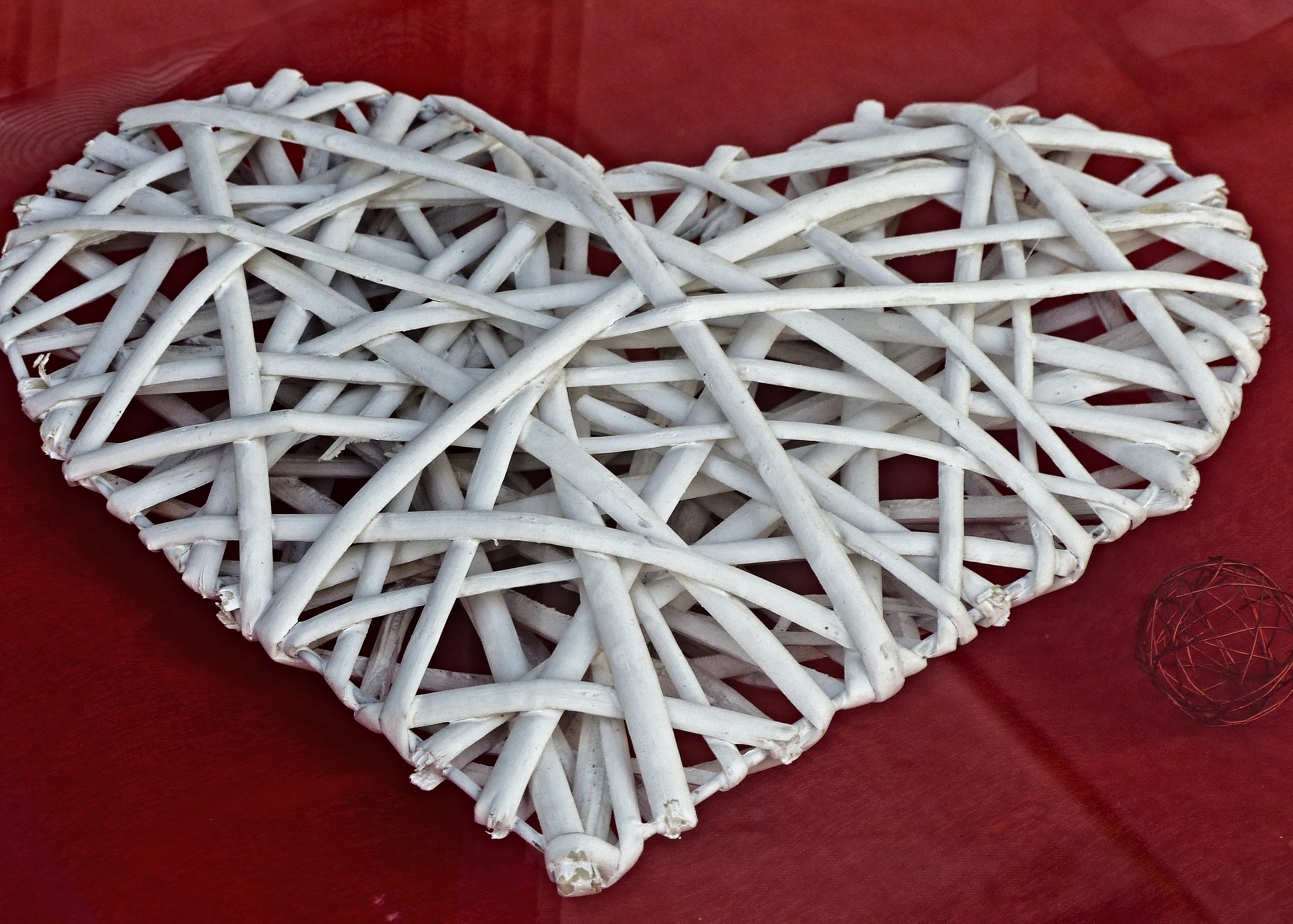 white woven heart shaped table decor