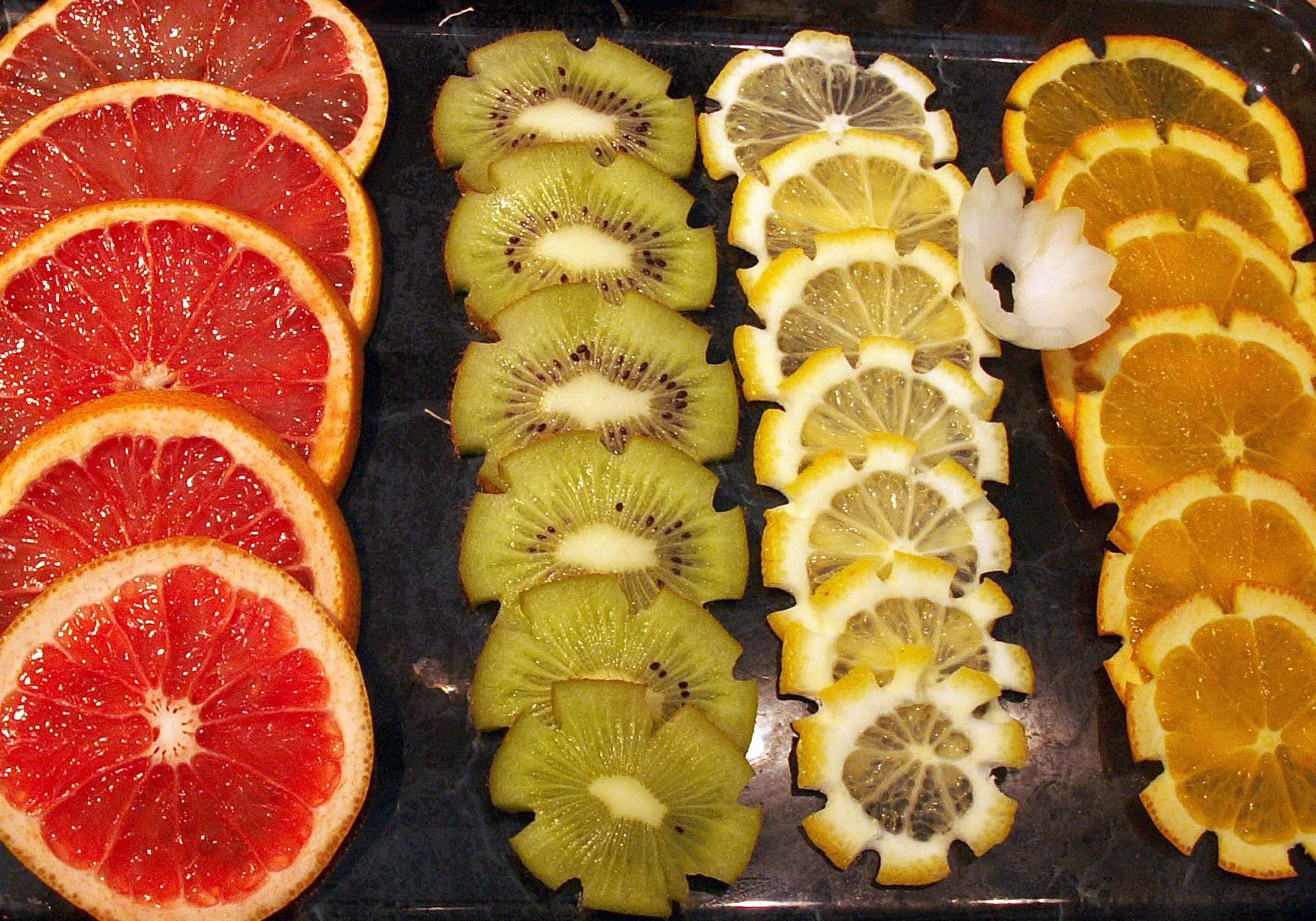 Подача киви. Фруктовая нарезка. Красиво нарезать апельсин. Красиво порезать апельсин. Нарезка цитрусовых фруктов.