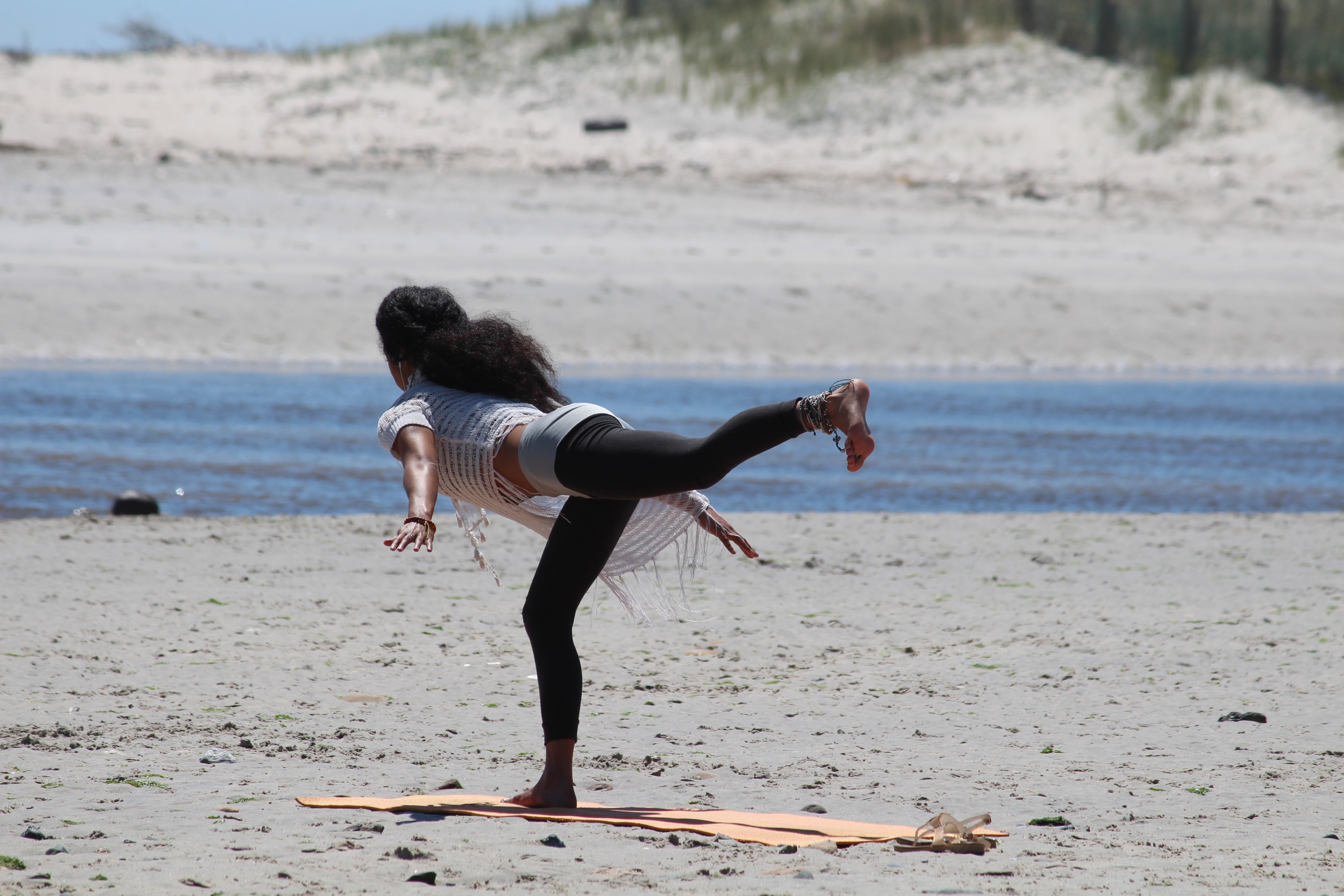 Йога на берегу. Йога на пляже. Йога на пляже девушка. Фотосессия на пляже йога. Йога на берегу моря.