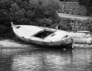 graysacle photo of boat thumbnail
