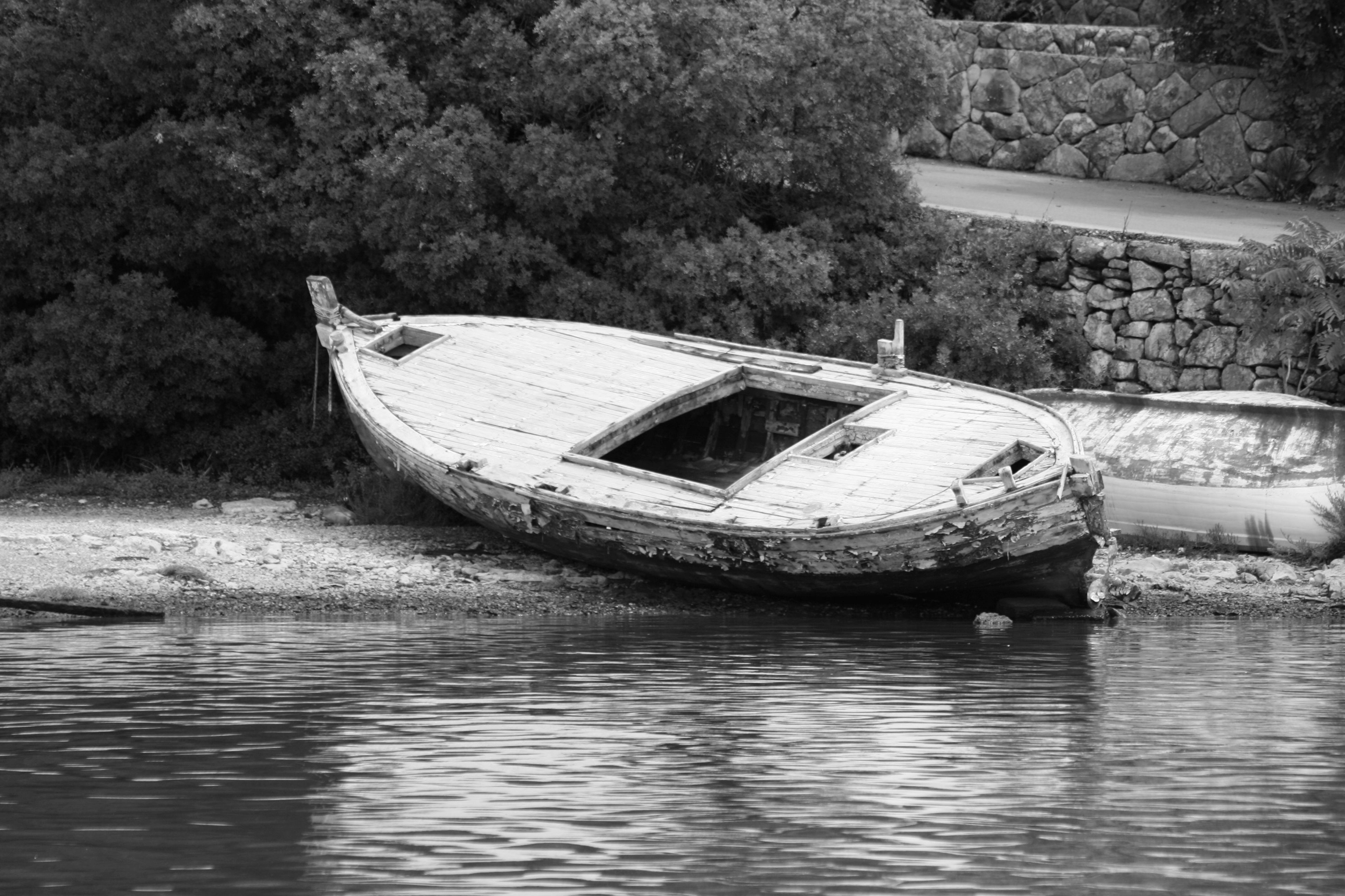 graysacle photo of boat