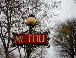 red metro signage \ thumbnail