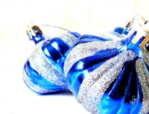 2 blue and gray glittered baubles thumbnail
