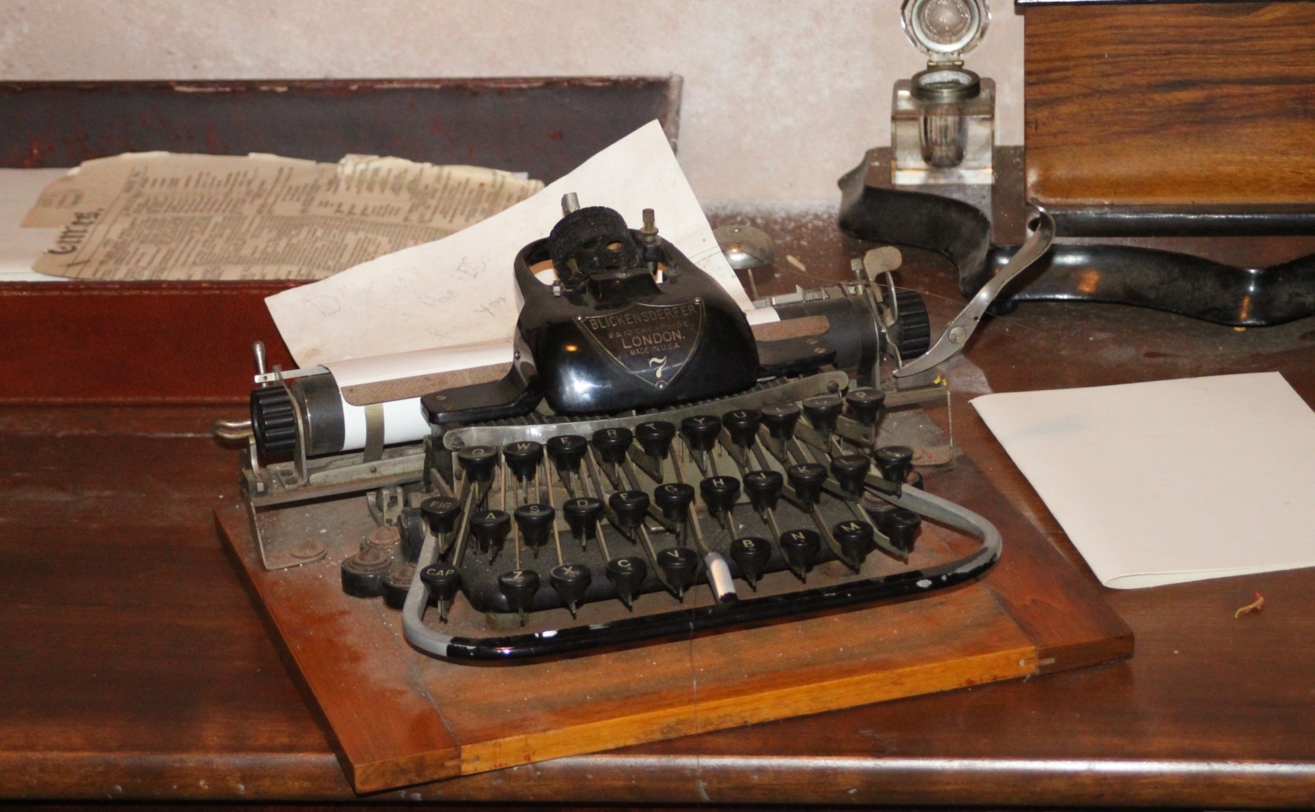 black gray and brown typewriter