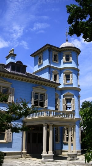 blue painted house thumbnail