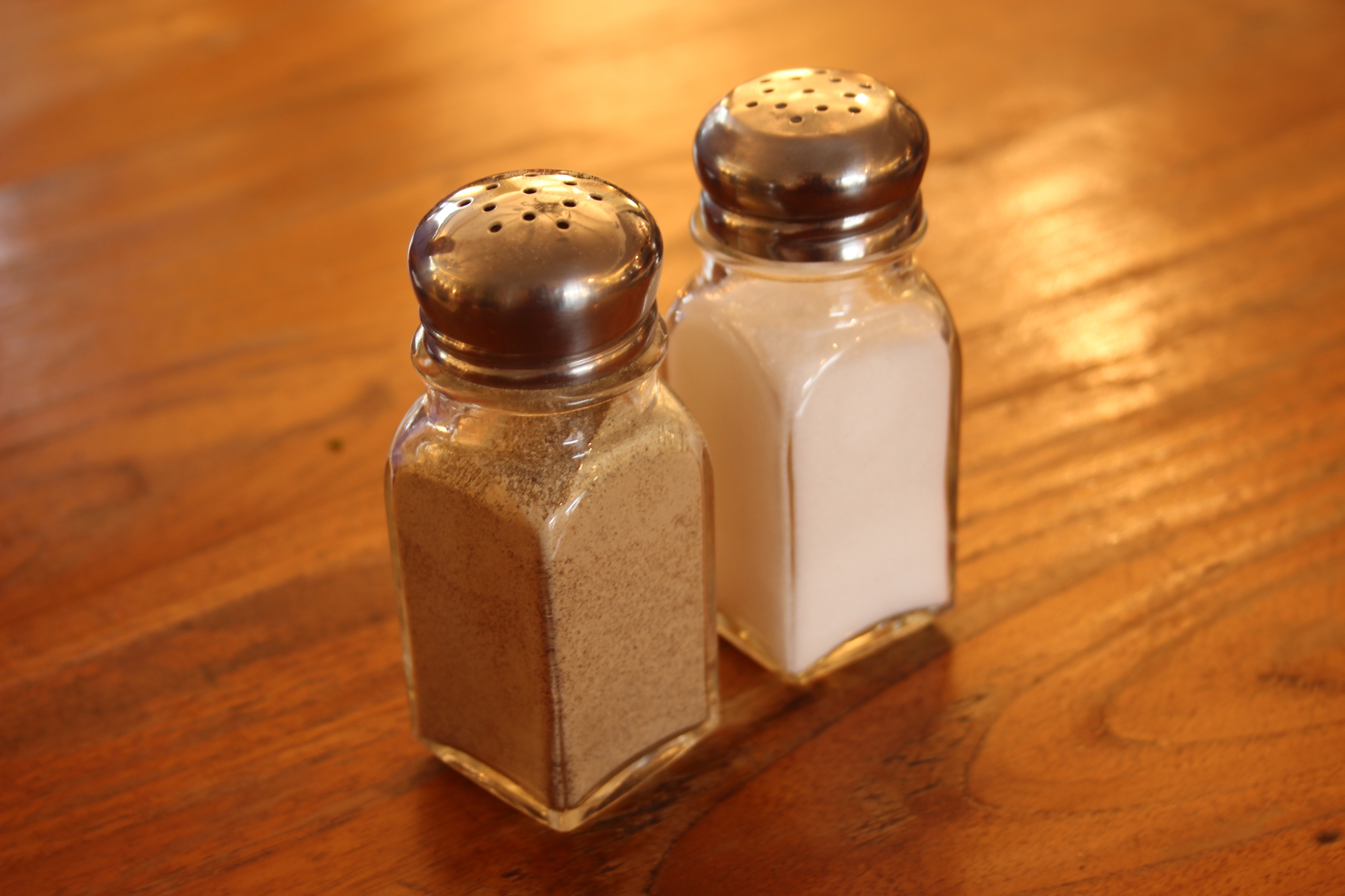 Конце использовать в качестве. Соль и перец. Солонка на столе. Соль и молотый перец. Специи соль перец.