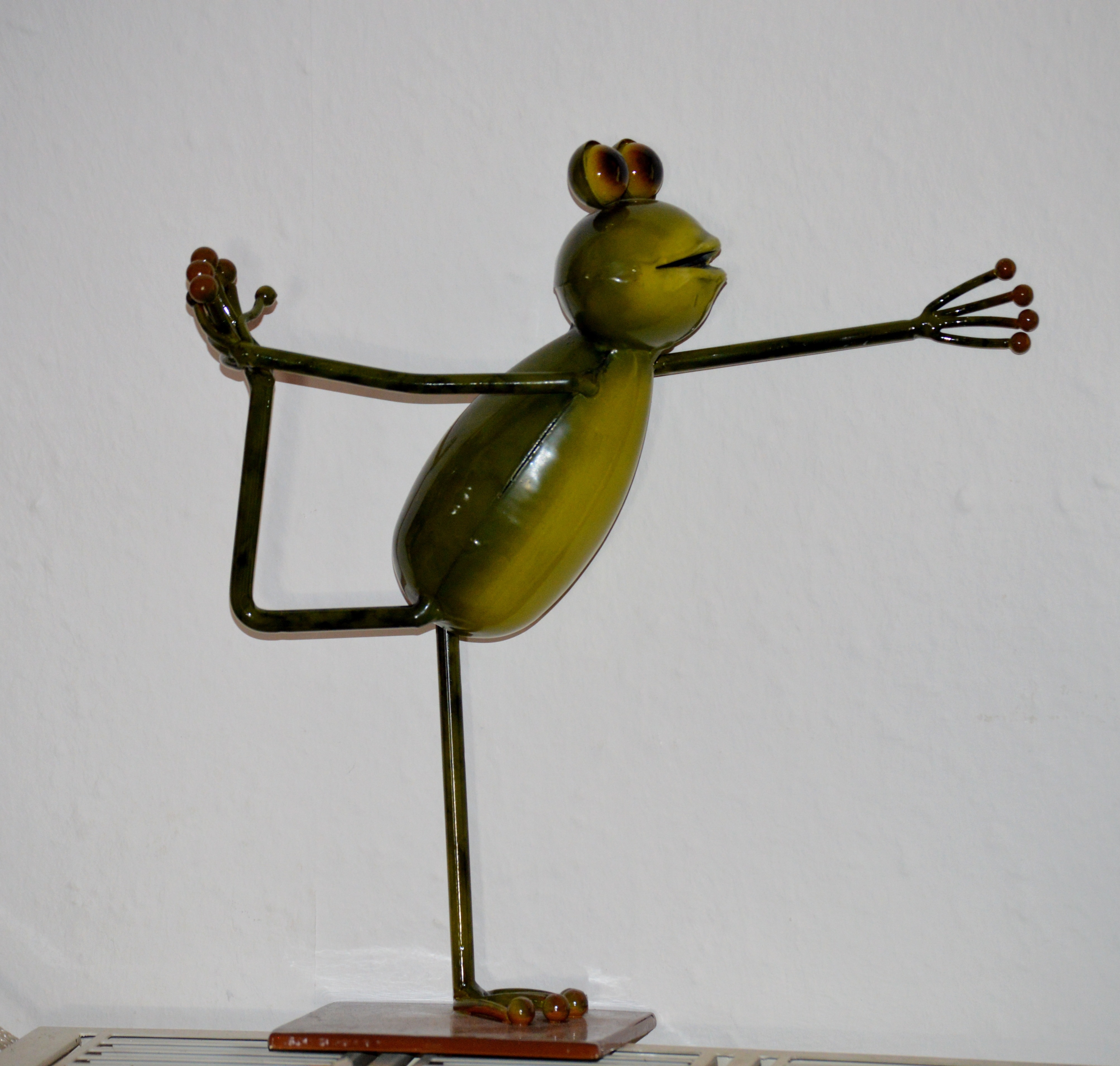 metal frog table figurine