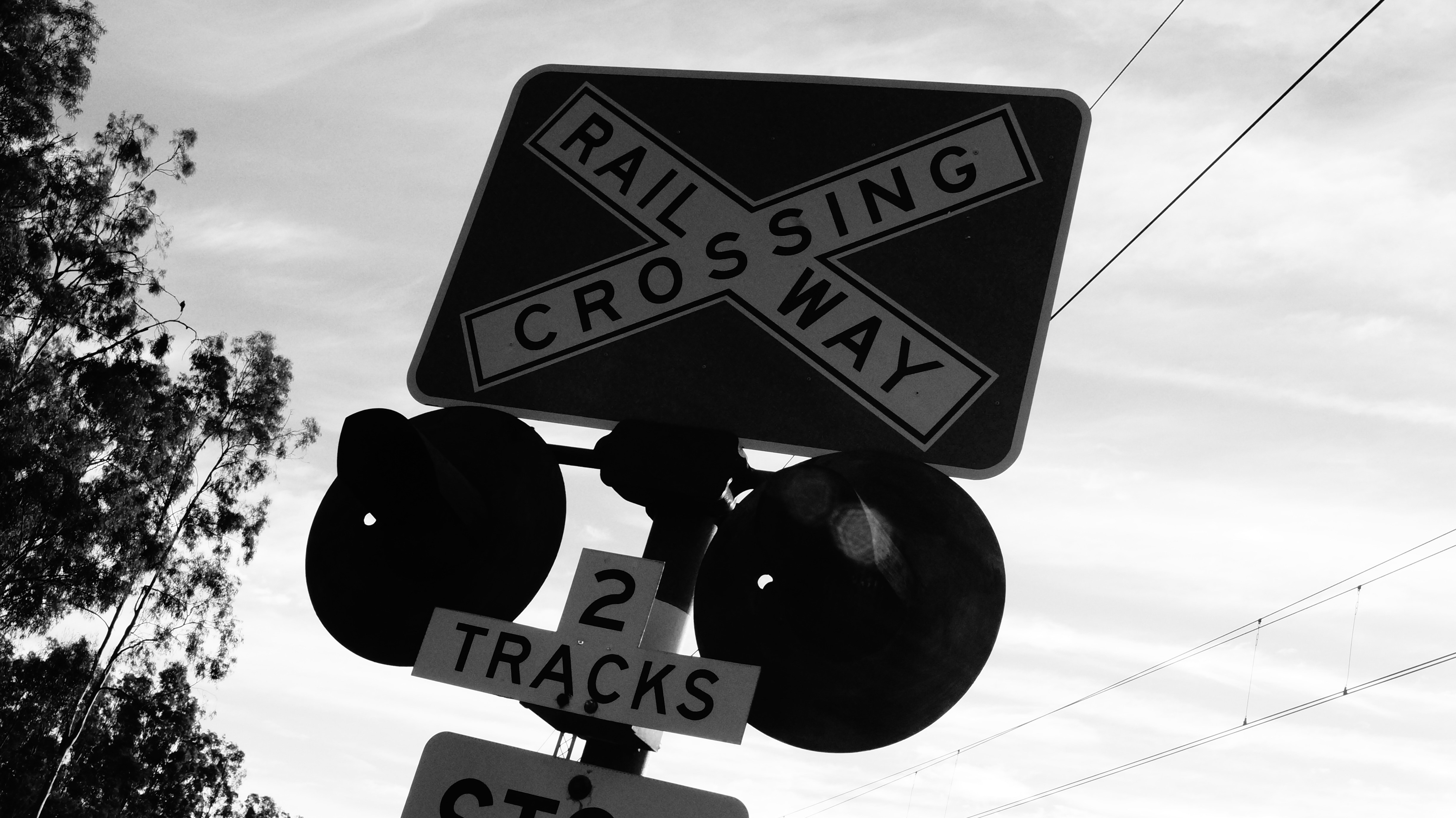 gray scale of rail way crossing sign