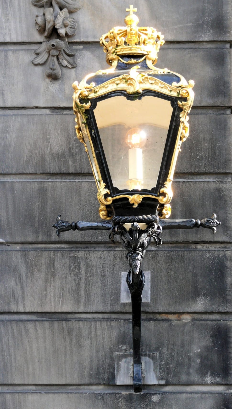 black and brass sconce lamp preview