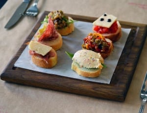 6 breads with toppings on top thumbnail