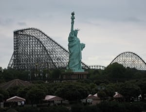 statue of liberty in amusement park thumbnail