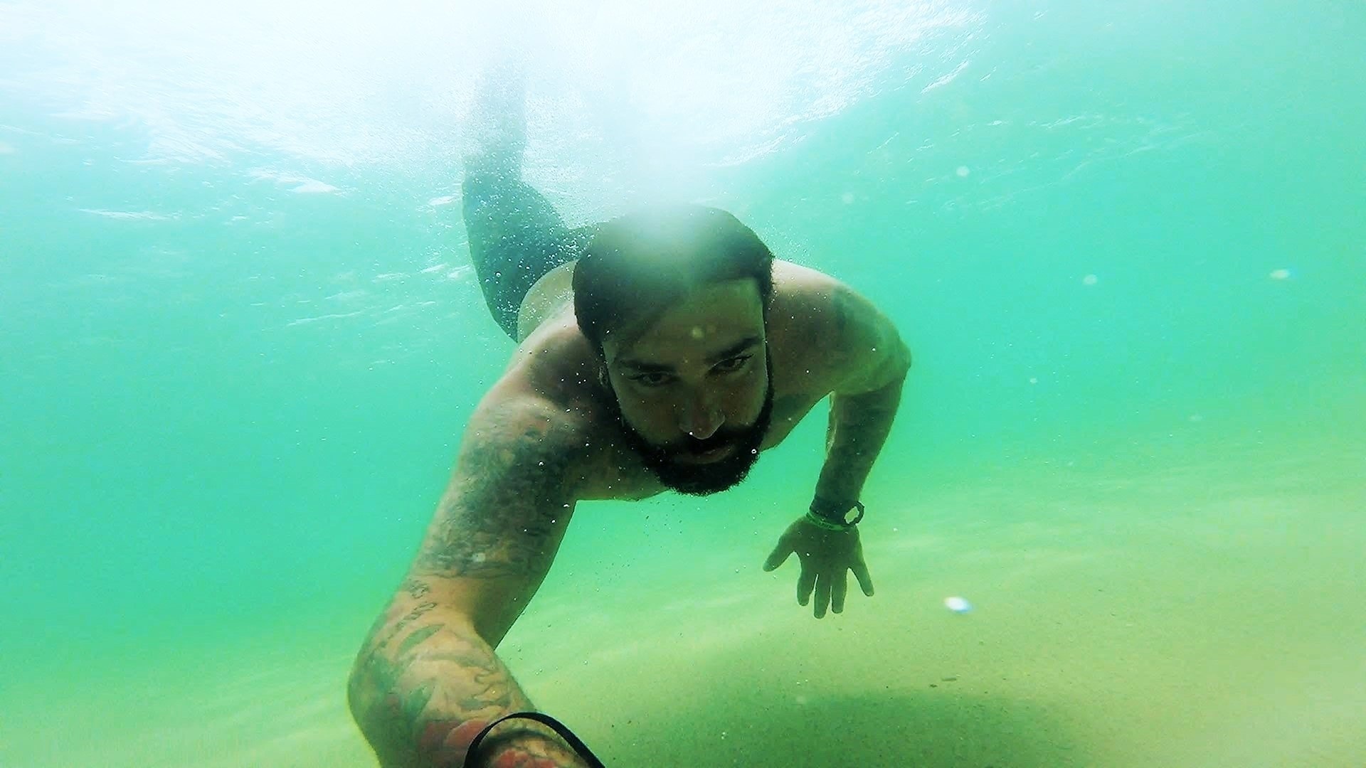 Люди пода. Человек под водой. Мужчина под водой. Фотосессия под водой. Под водой.