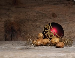 red and gold bauble thumbnail