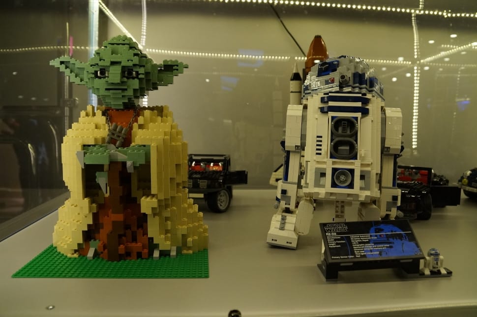 star wars pixel yoga figurine and lego r2d2 preview
