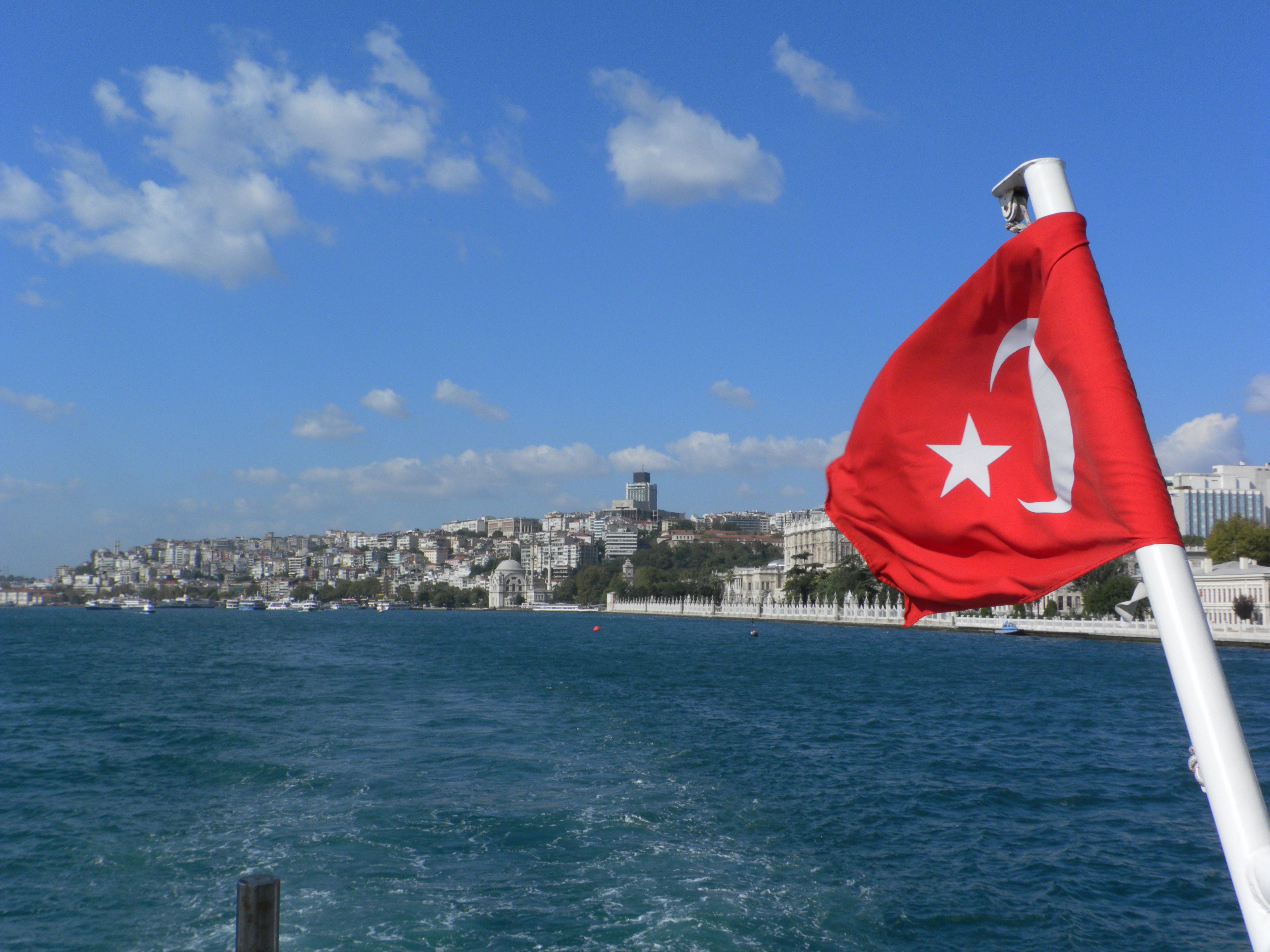 Турция россия стамбул. Флаг Турции Босфор. Турецкий флаг на Босфоре. Турецкий флаг Стамбул. Турция море флаг Босфор.