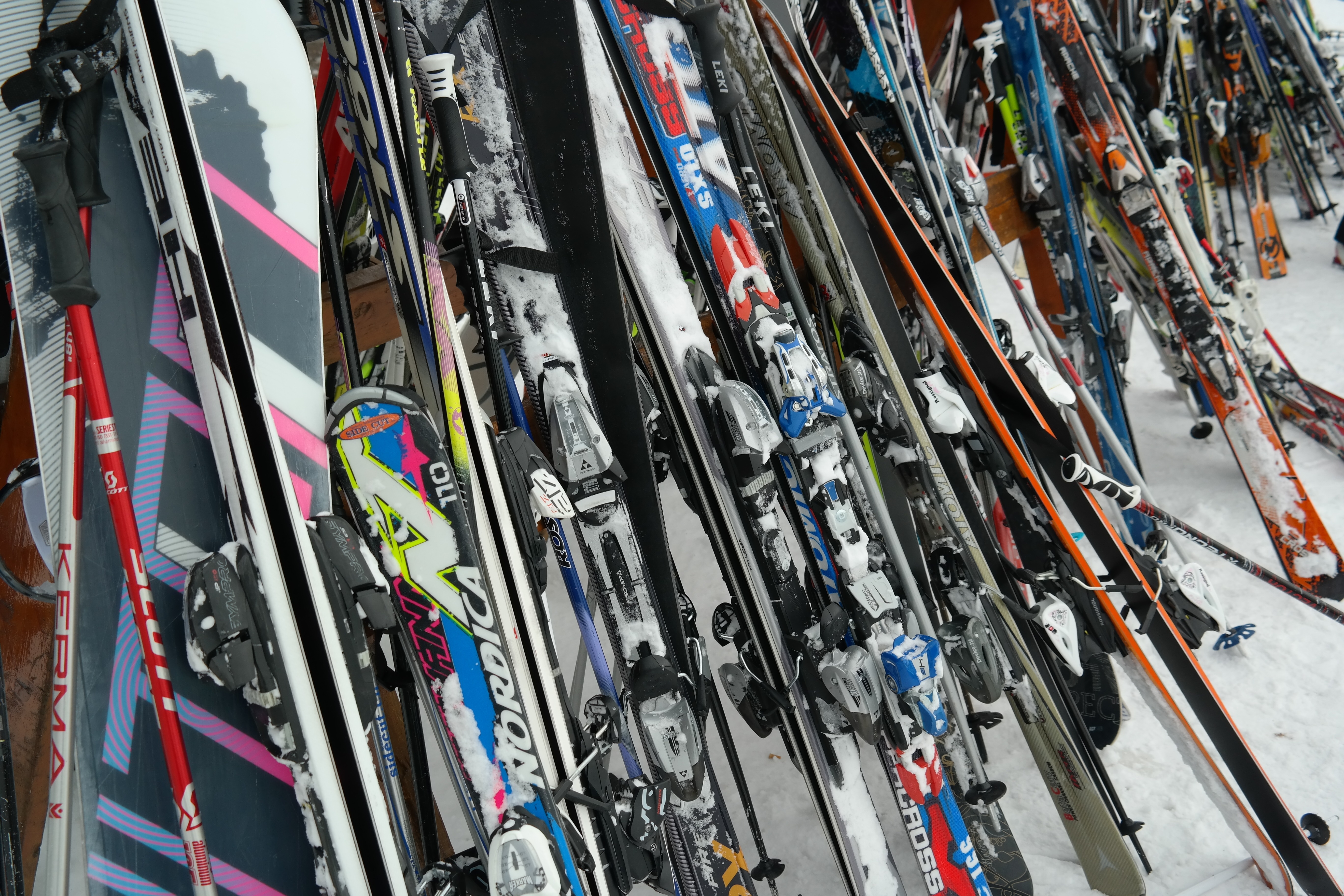 Сноуборды лыжи и палки перевозятся. Современные лыжи. Горнолыжное снаряжение. Лыжный инвентарь и экипировка. Спортивные лыжи.