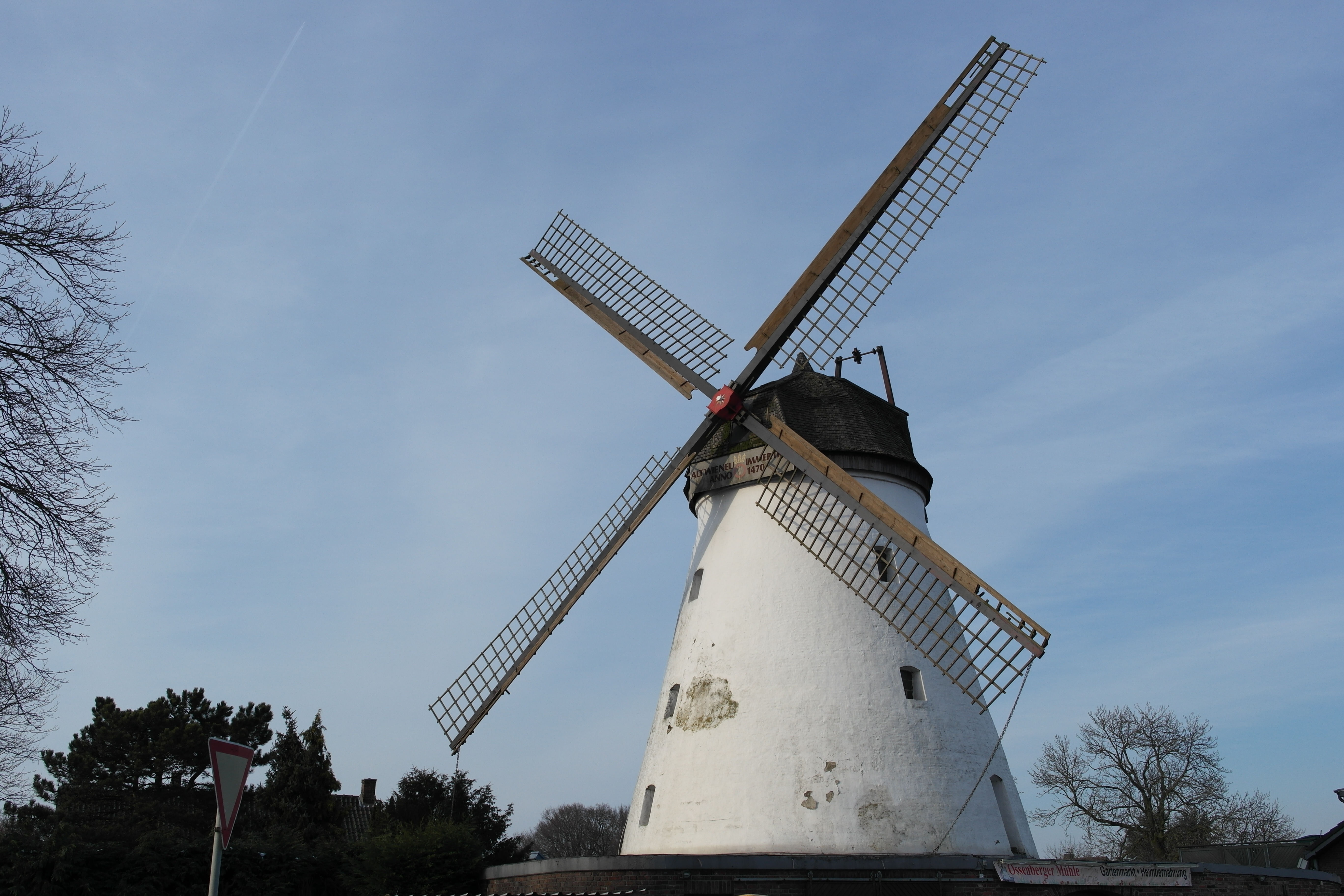 white and black windmill