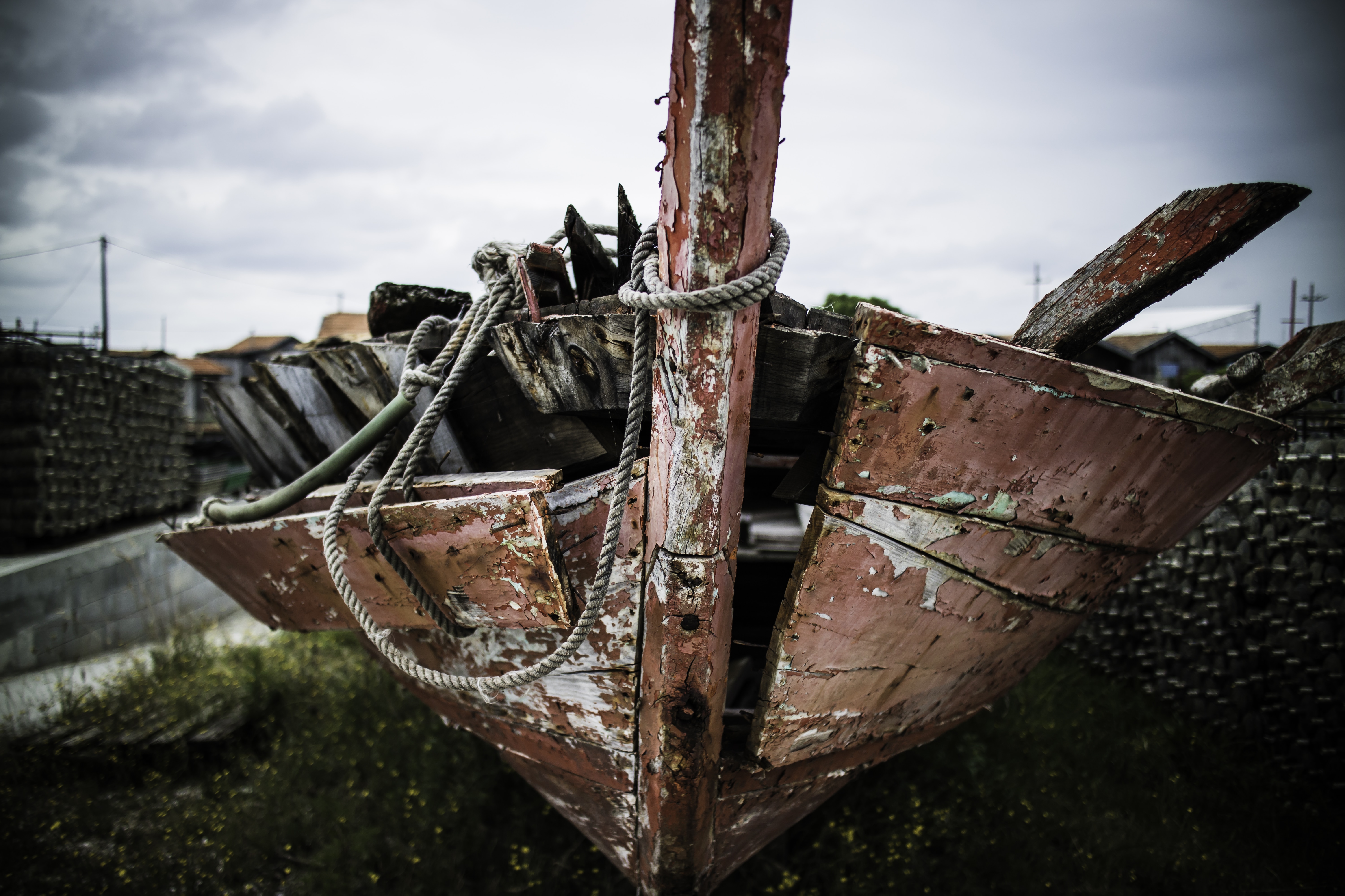 Разбившаяся лодка. Старый корабль. Сломанный корабль. Поломанный корабль. Деревянные корабли поломанные.