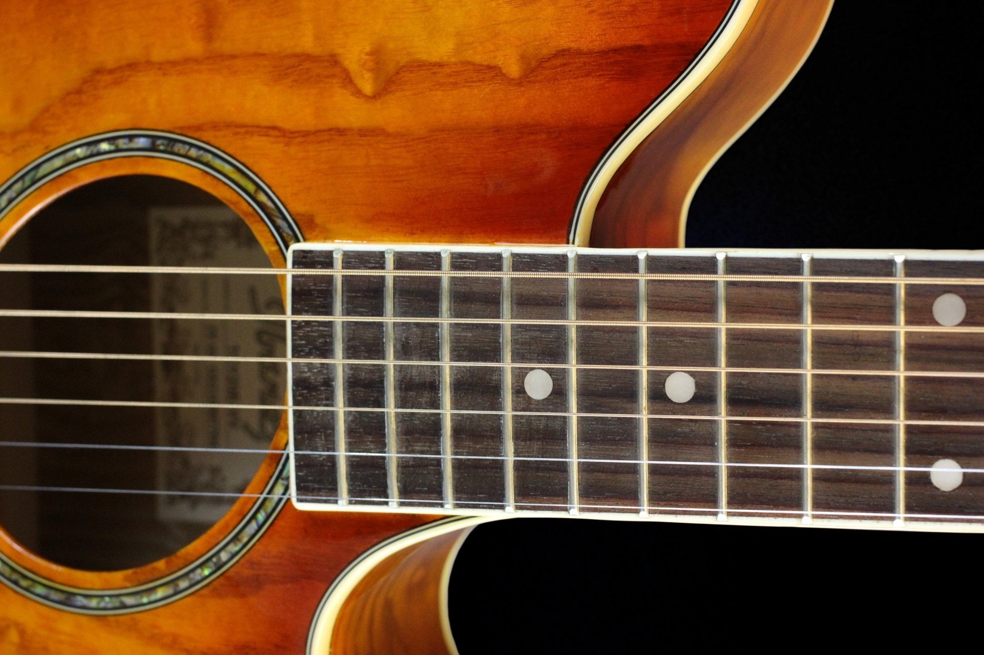 brown 6-string guitar closeup photo