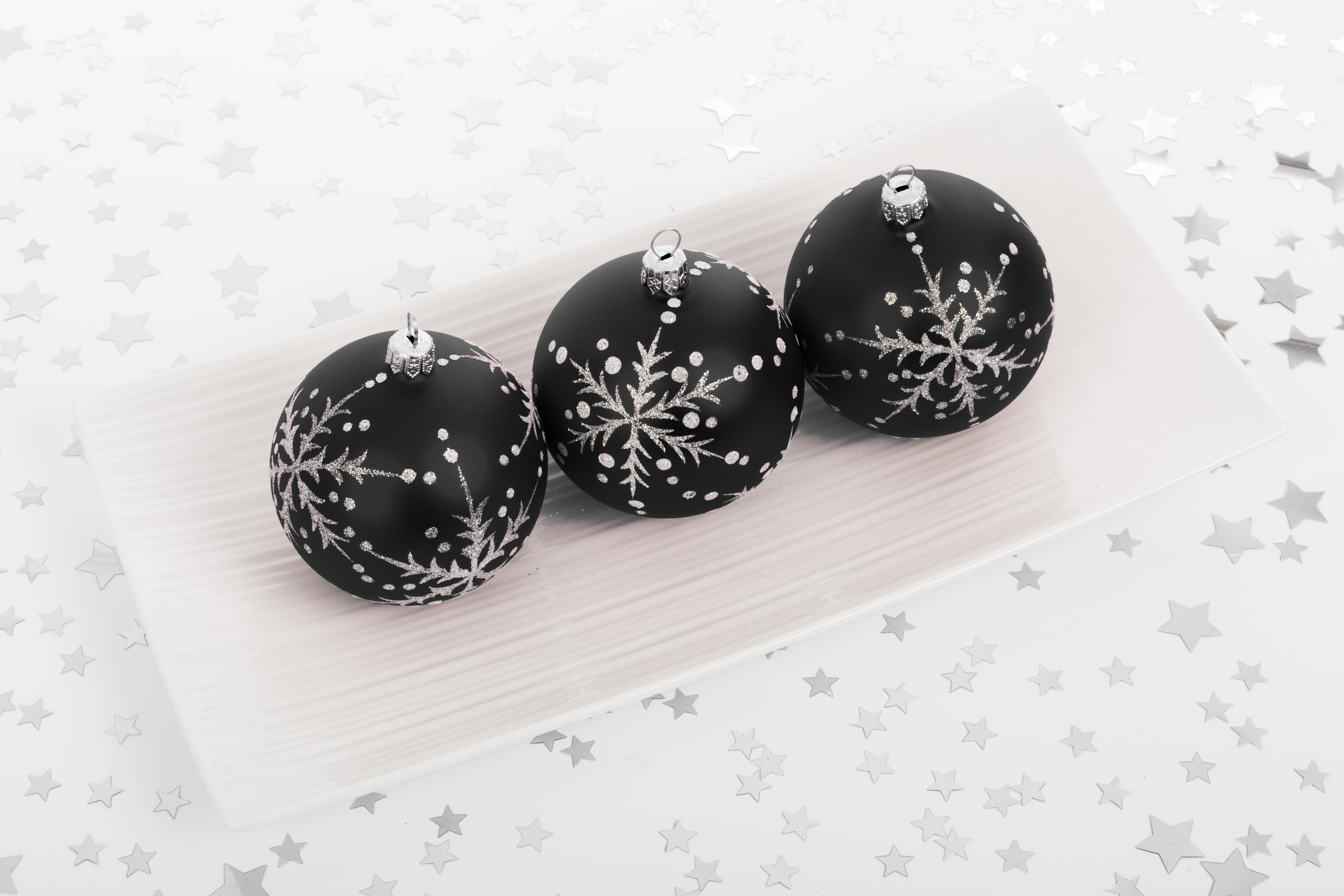 32 gray and black baubles
