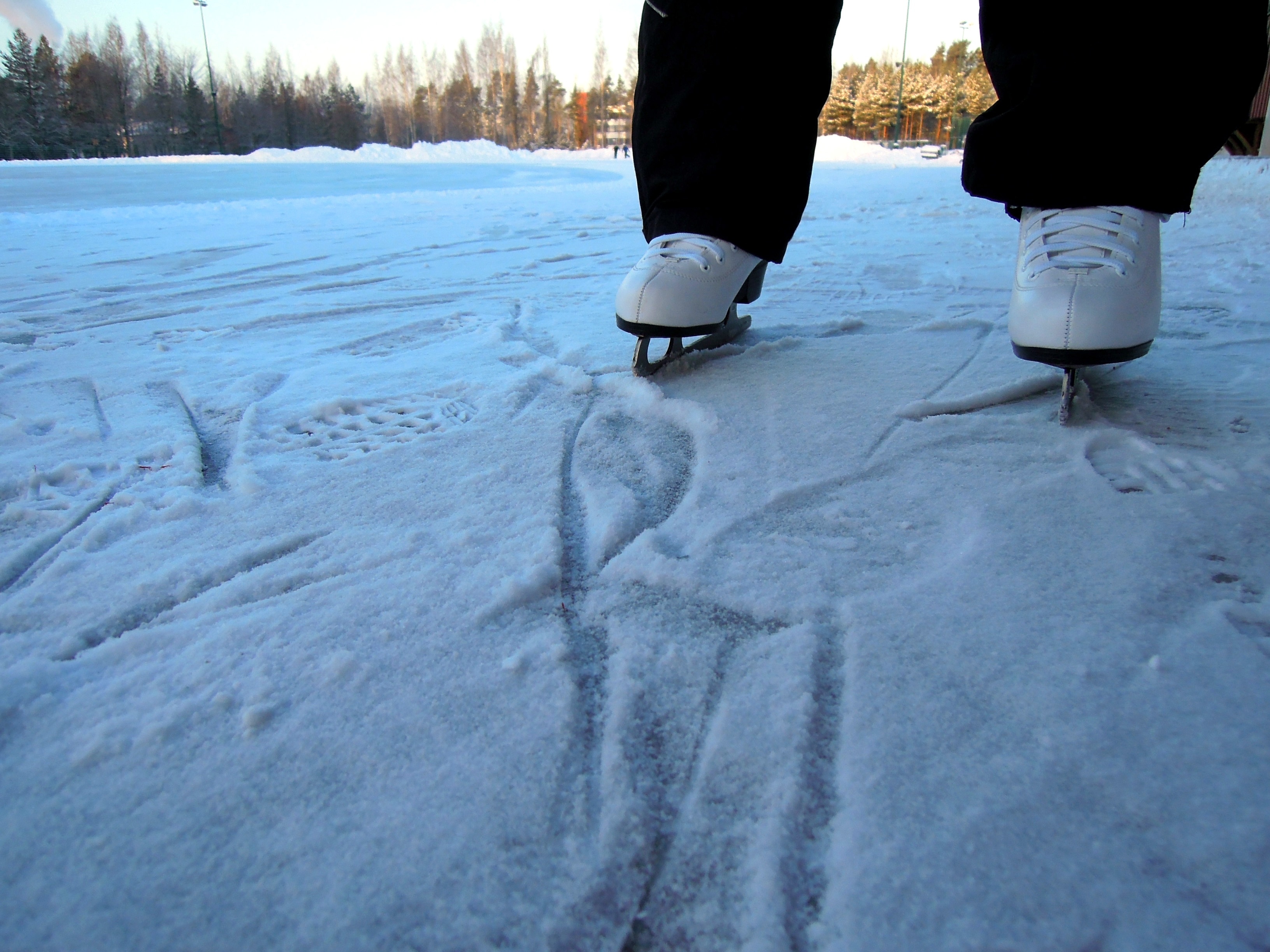 whtie snow skates