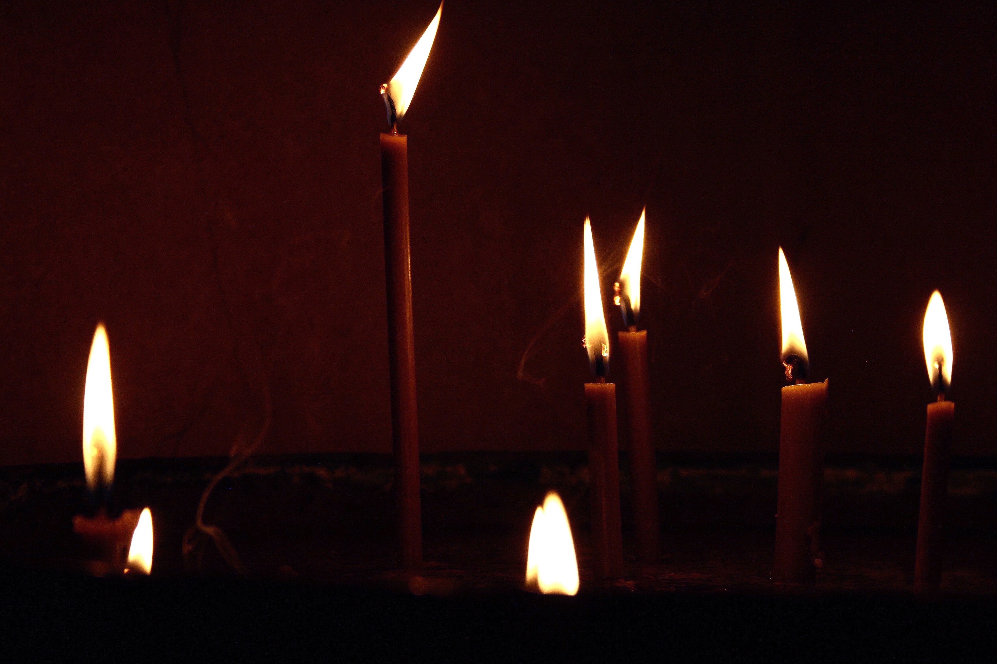Одиноко свечи горят. Горящие свечи. Горящая свеча. Горящая свеча на черном. Черная свечка.