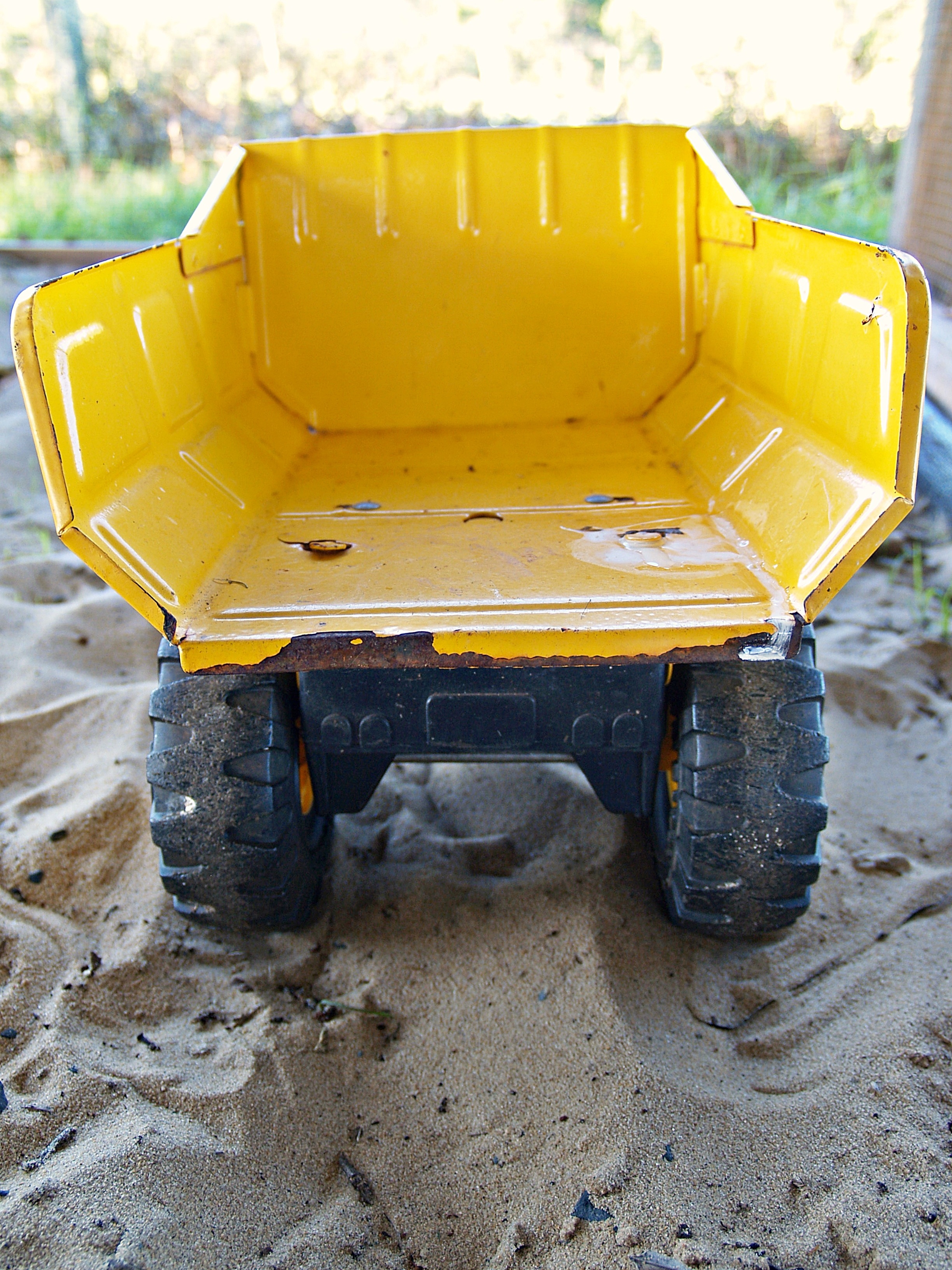 yellow dumptruck toy