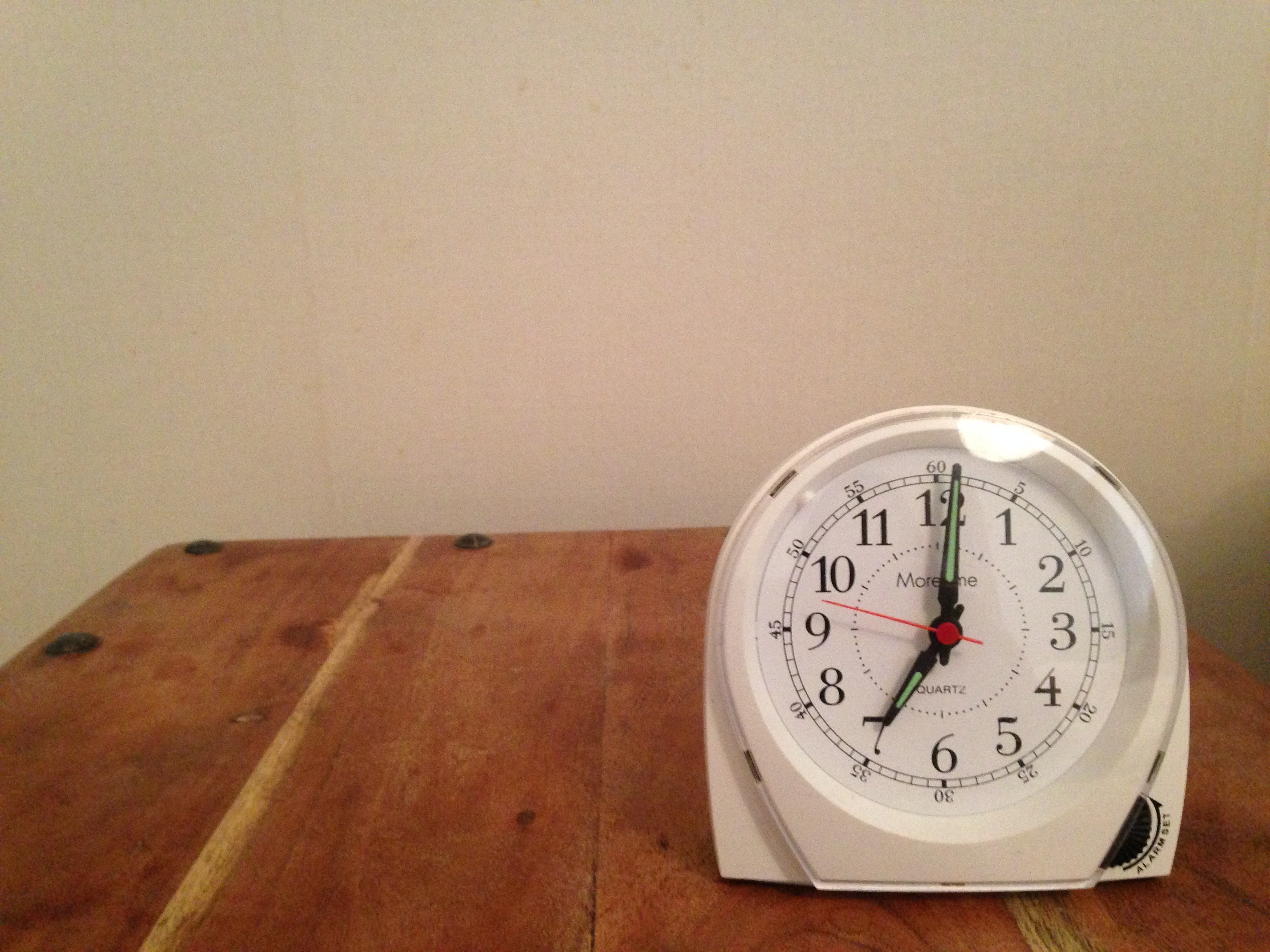 Время с точностью до половины. Столик с часами. Часы стоят на столе. Table Clock. Домашний часы фото.