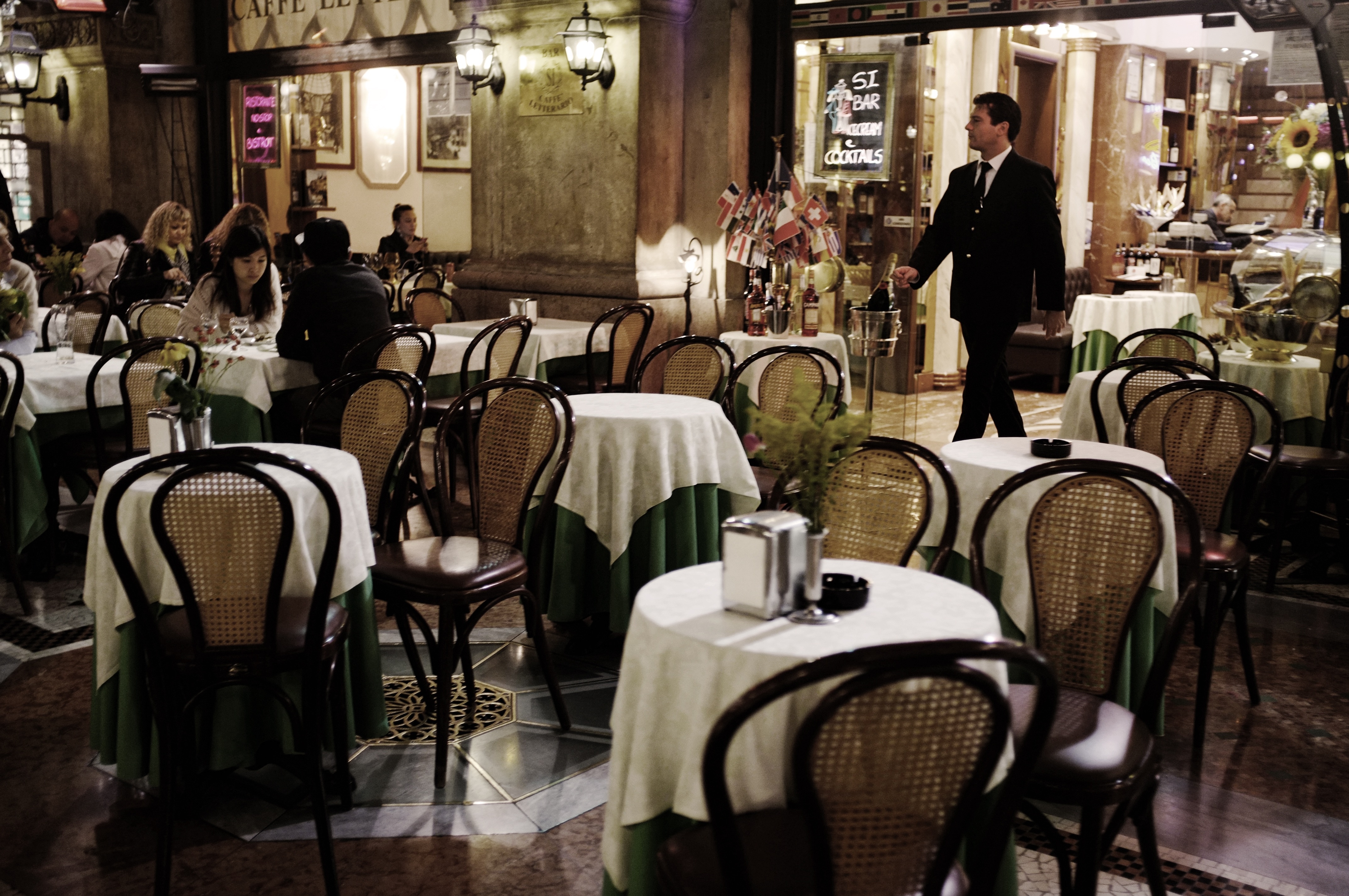Кафе ресторан люди. Итальянское кафе. Ресторан с посетителями. Ресторан внутри с людьми.