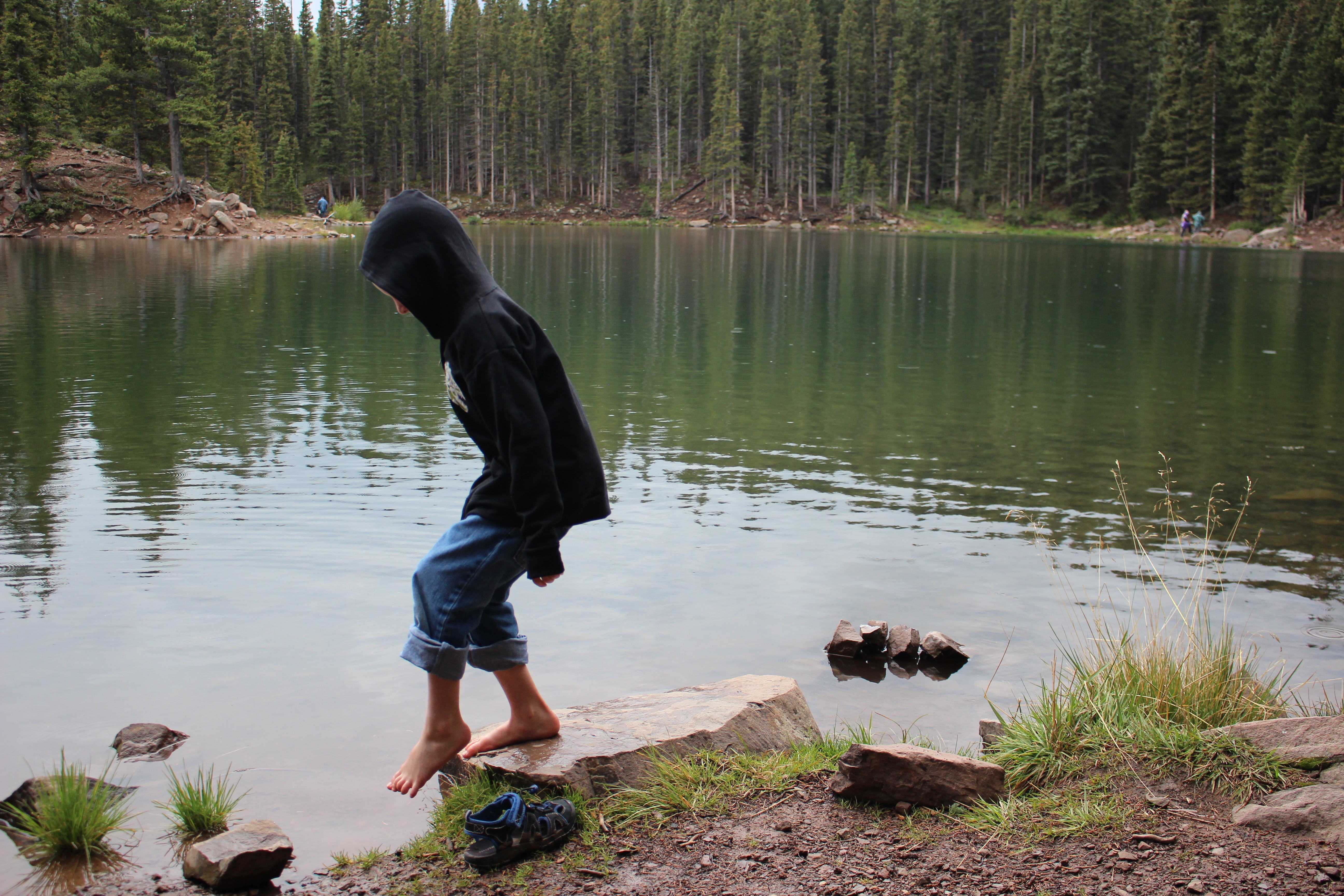 Lake boys. Мальчики на озере. Мальчишки на реке. Мальчишки на озере. Мальчик на реке.