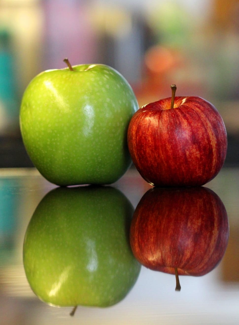 green and red apples preview