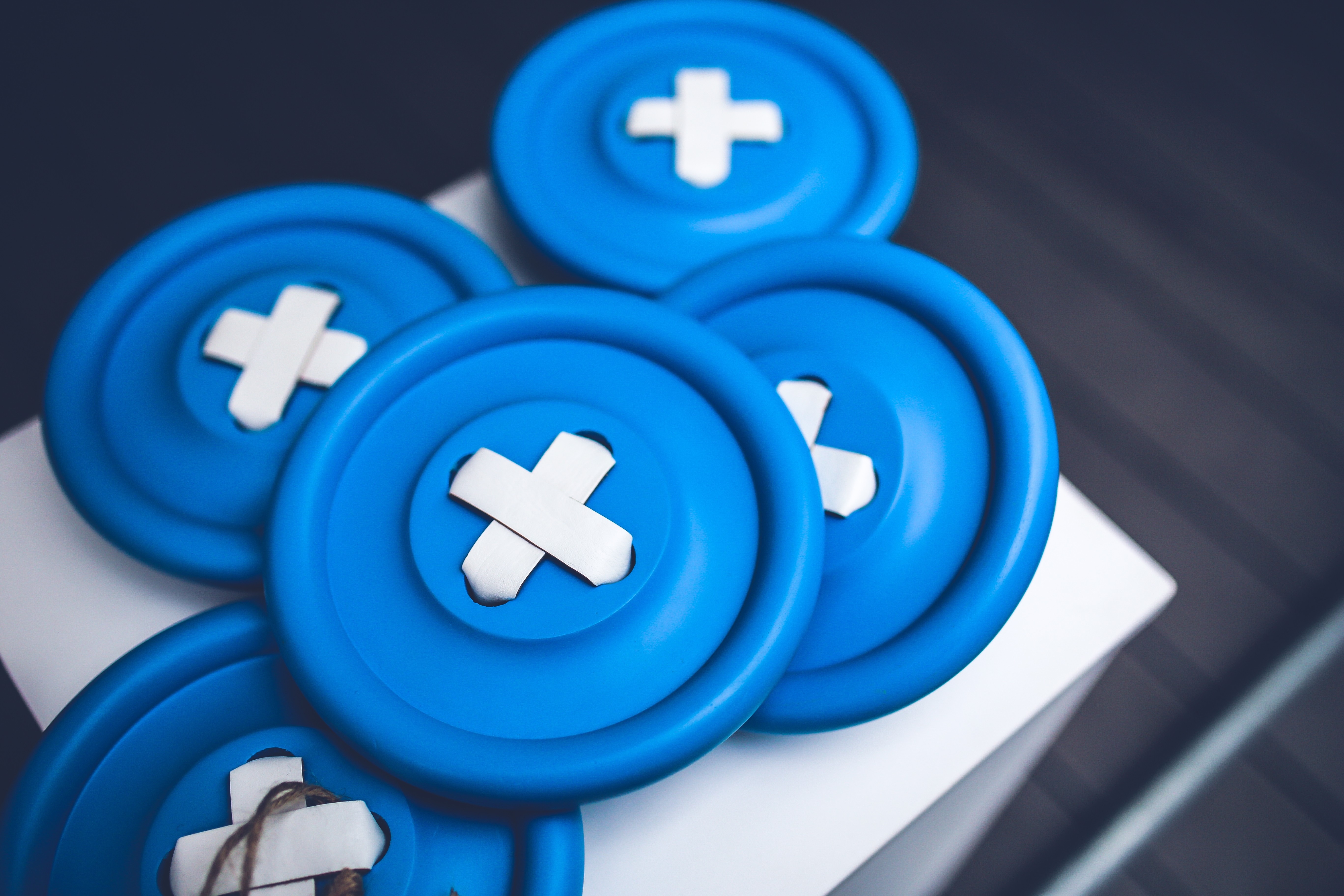 Игра синия кнопка. Медицинский голубой цвет. Синяя кнопка. Синий фон медицина. Медицина синий цвет.
