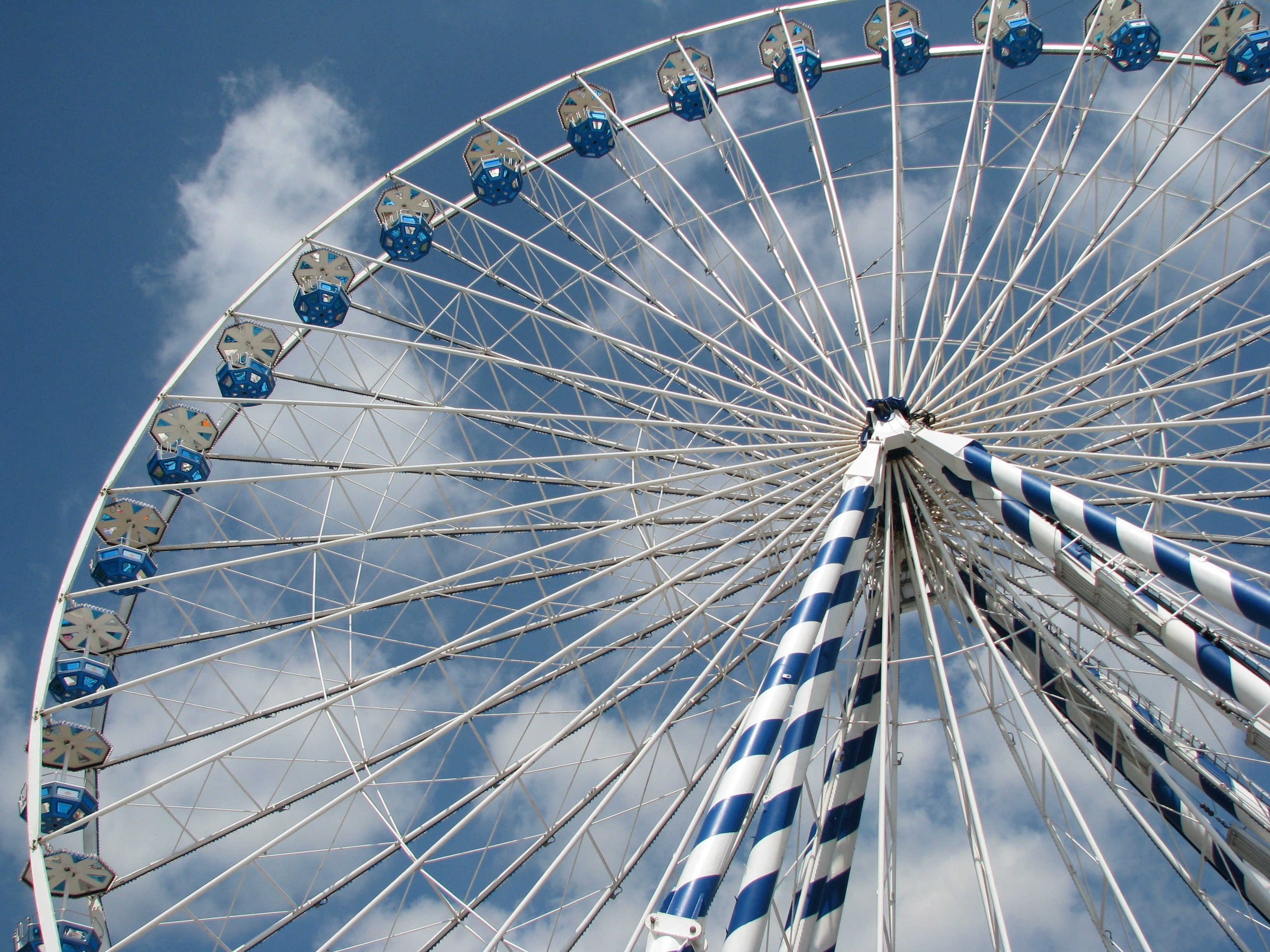 gray and blue ferris wheel
