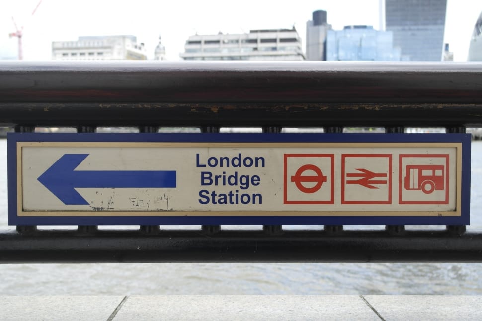 photo of London bridge station to the left sign preview