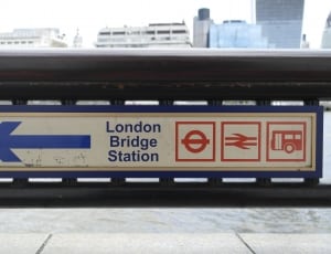 photo of London bridge station to the left sign thumbnail