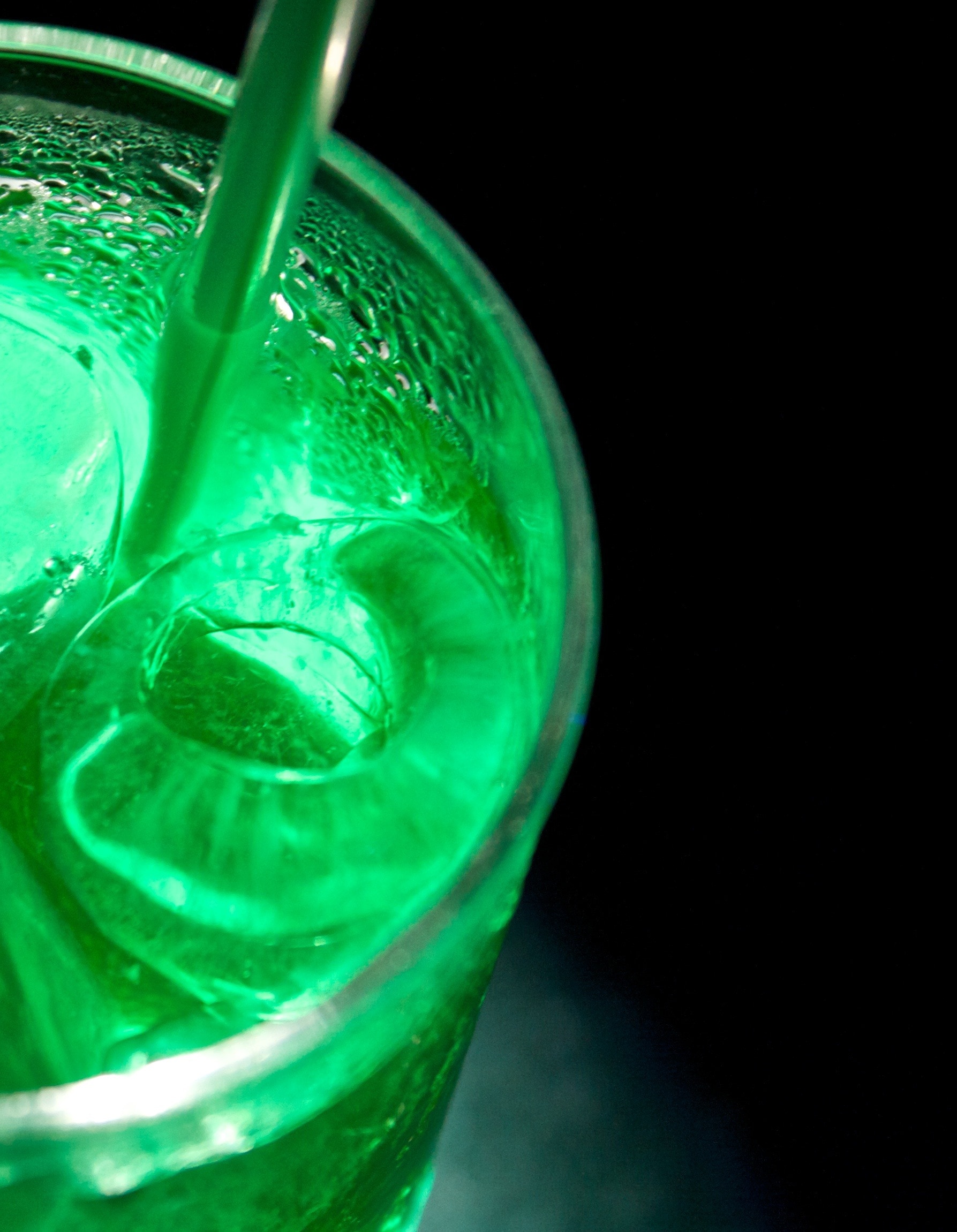Стакан с зеленой водой. Зеленая жидкость. Воды зеленого цвета. Цвет бутылочного стекла. Зеленый напиток.