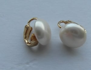 pair of white and gold pearl earrings thumbnail