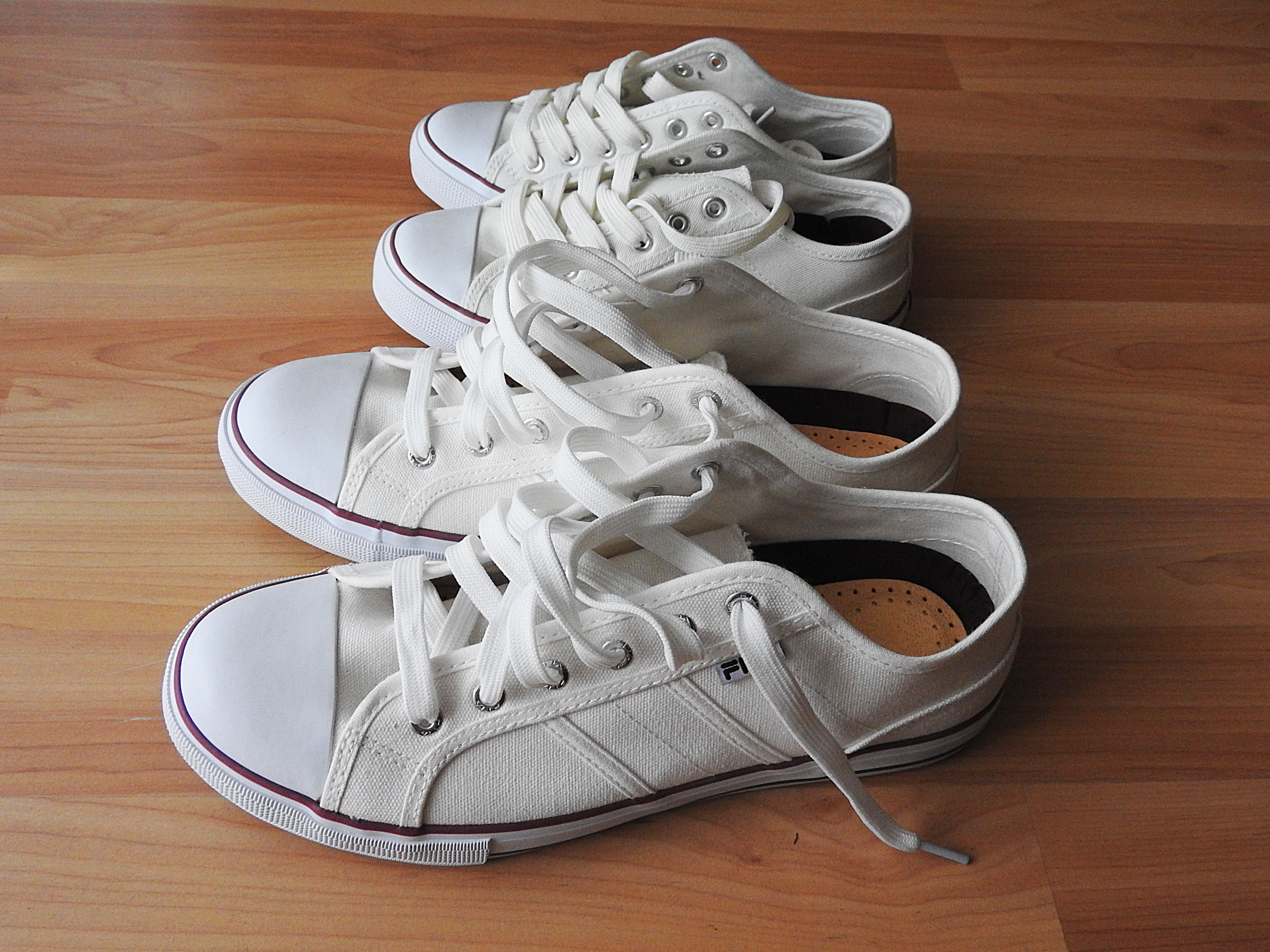 2 pair of white low tops sneakers