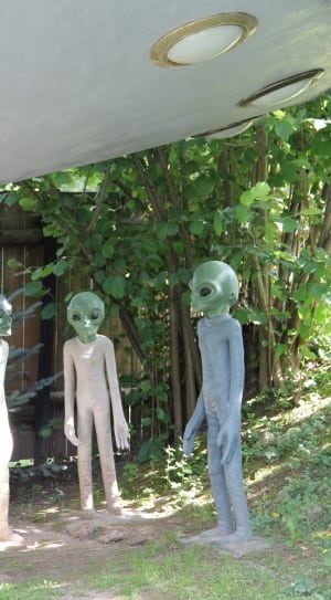 3 alien statue thumbnail