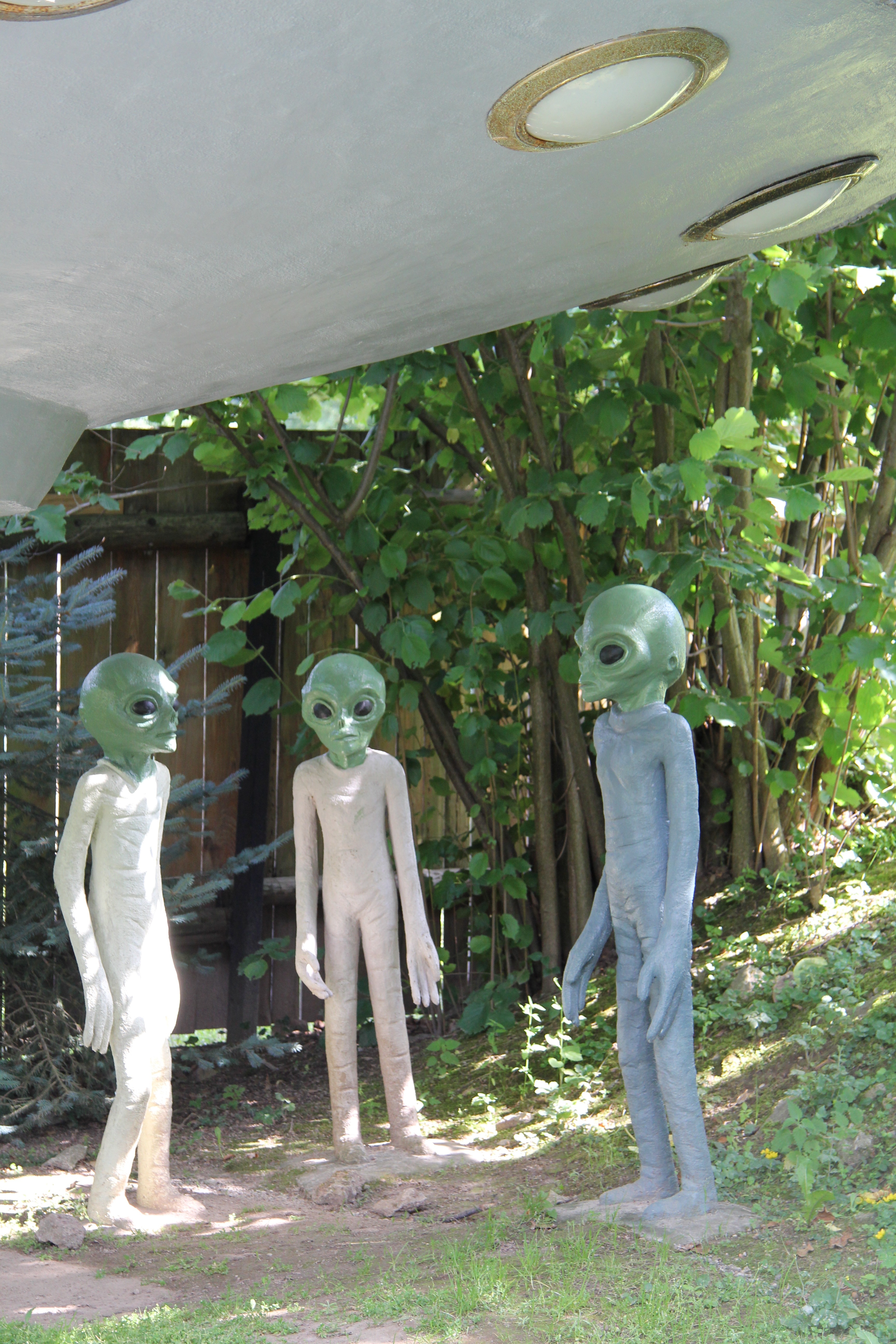 3 alien statue