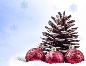 three red baubles and beige tree decor thumbnail