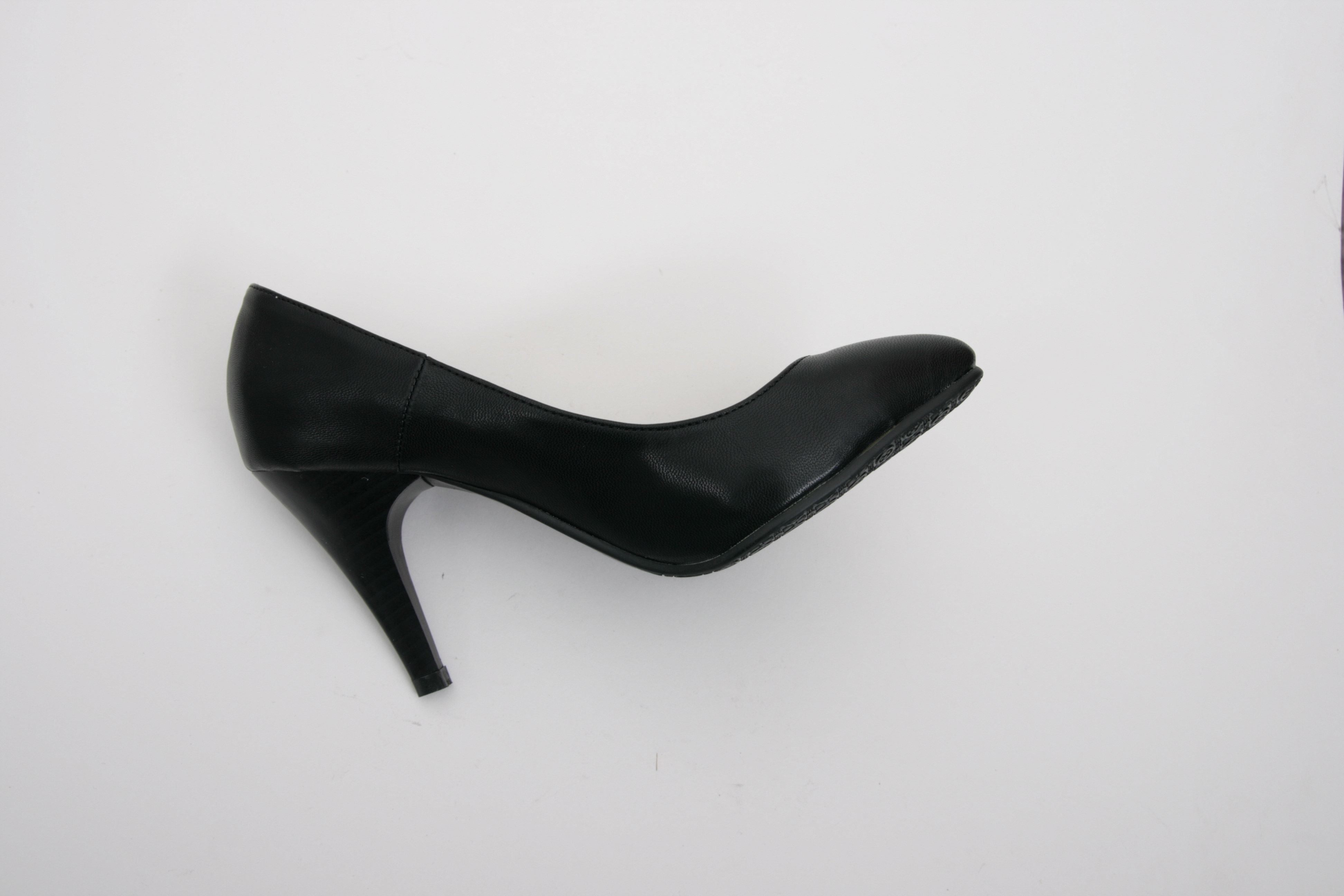 women's unpaired of black leather kitten heel