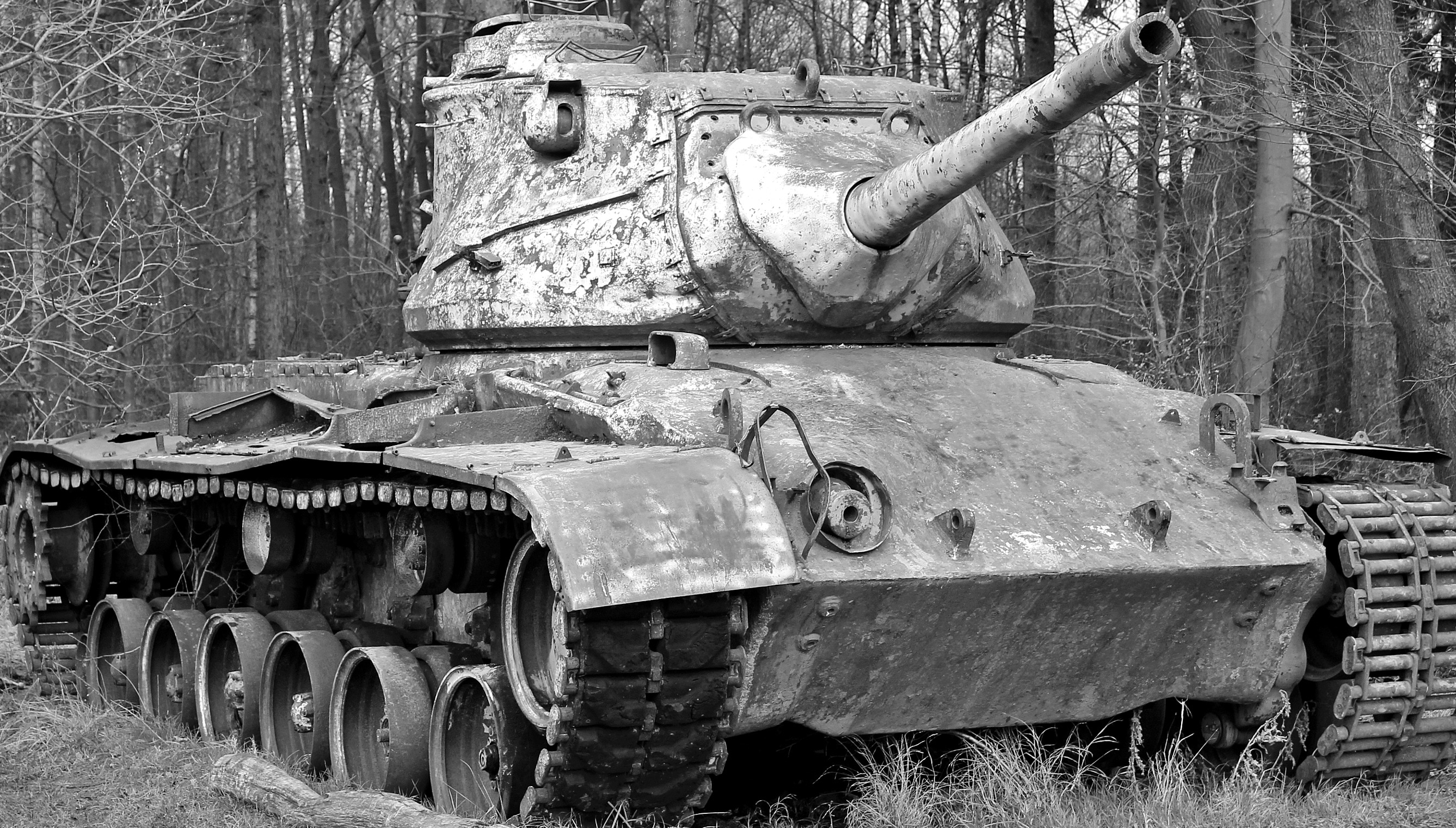 grayscale of military tank