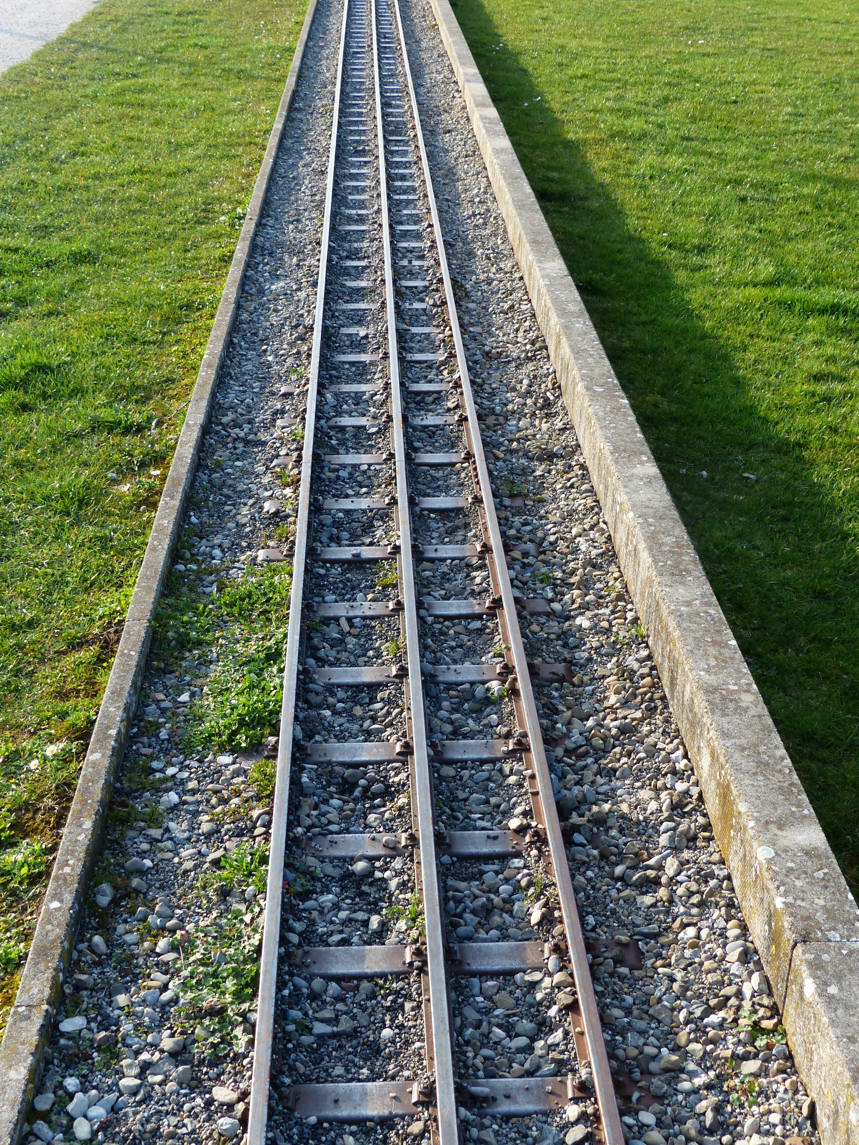 gray metal railroad