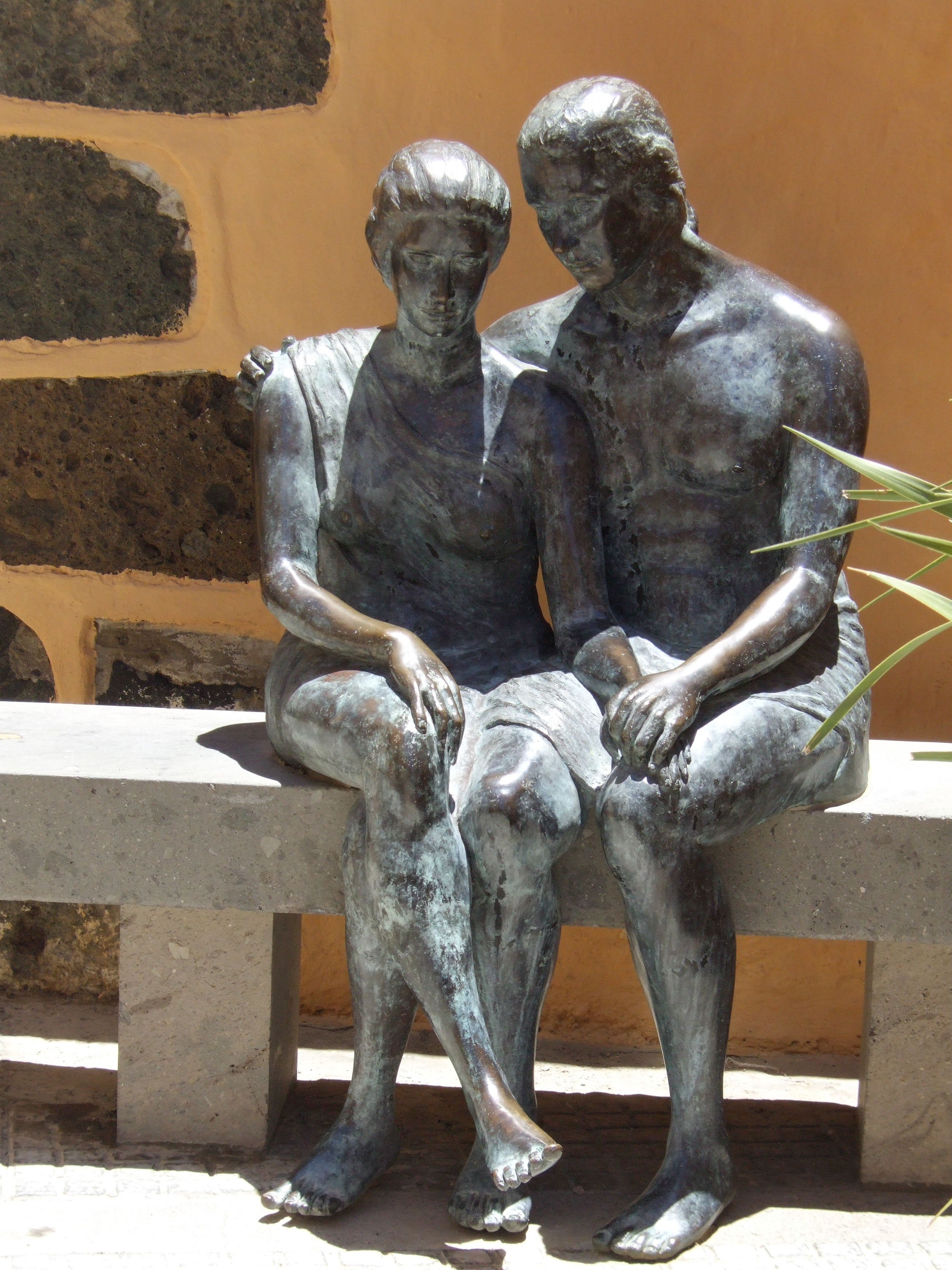 sitting man and woman statue
