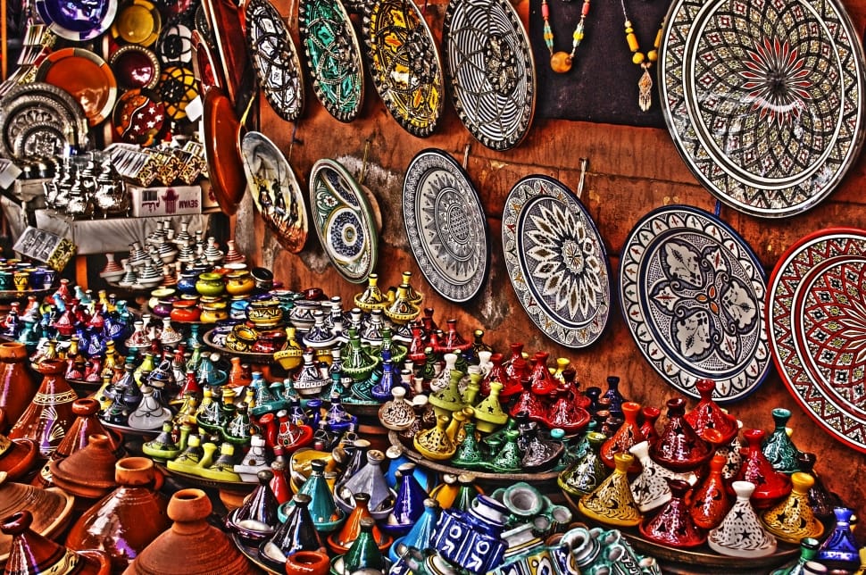 figurine lot and displaying plates preview